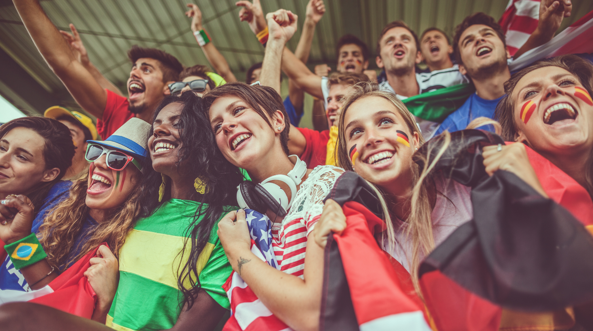 Fans sind aus aller Welt zur WM 2026 gereist und feiern gemeinsam das Spiel.