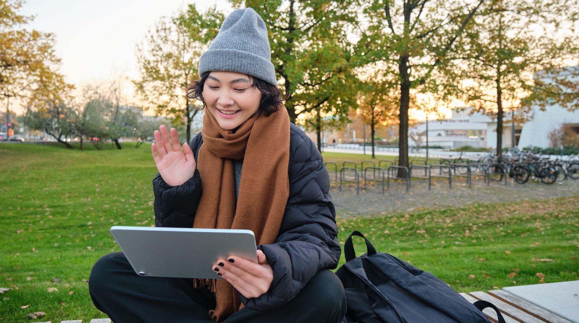 公園でビデオ通話をする女性
