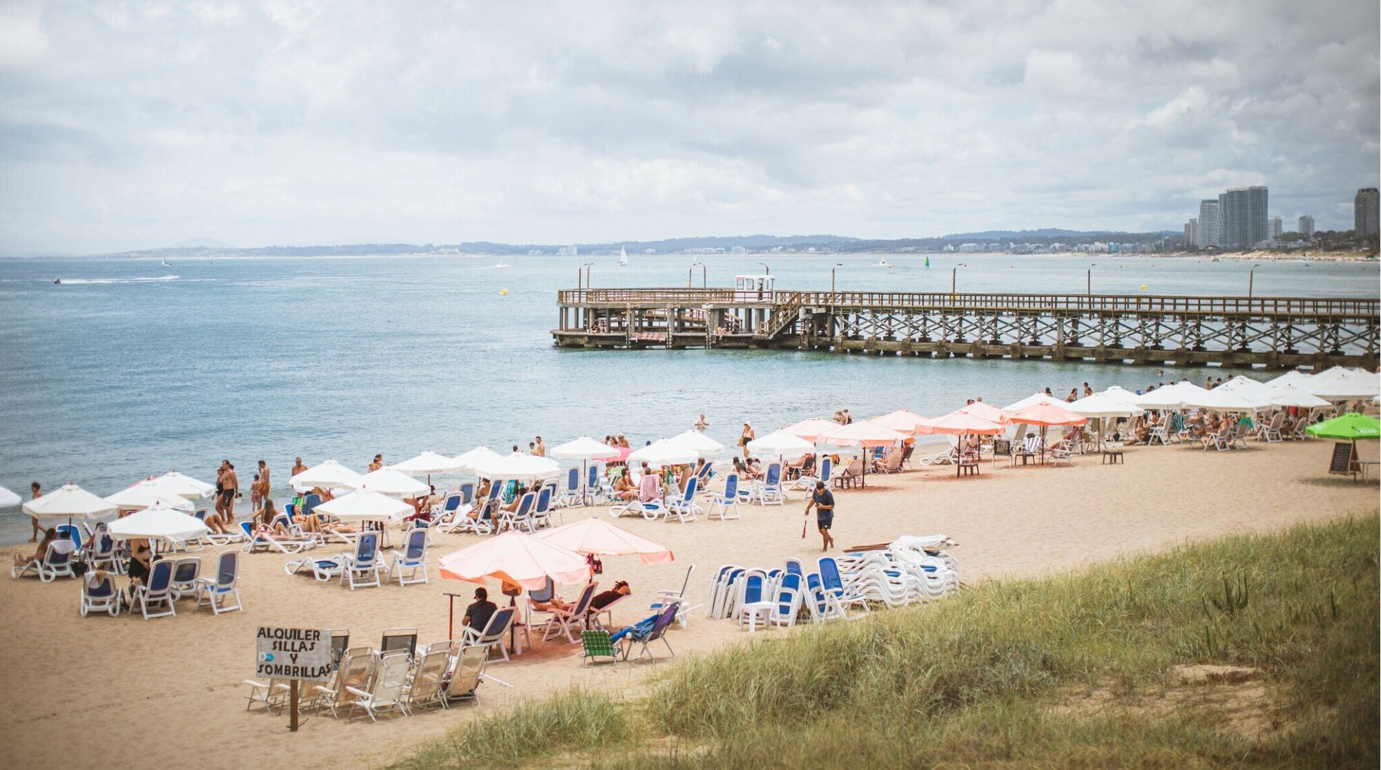 Punta del Este. Turista aproveitando a praia Mansa, Punta del Este