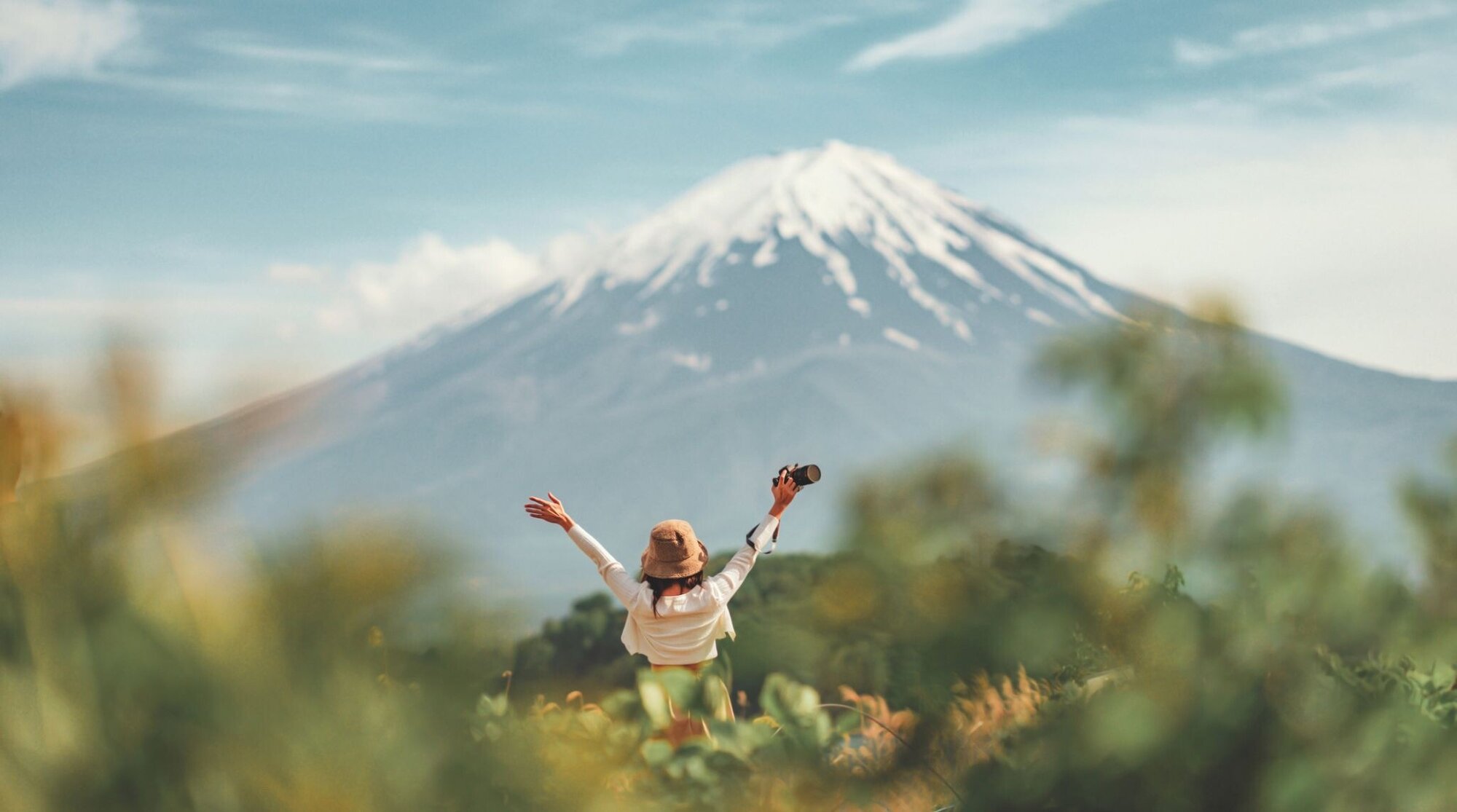touriste devant le Mont Fuji en juin