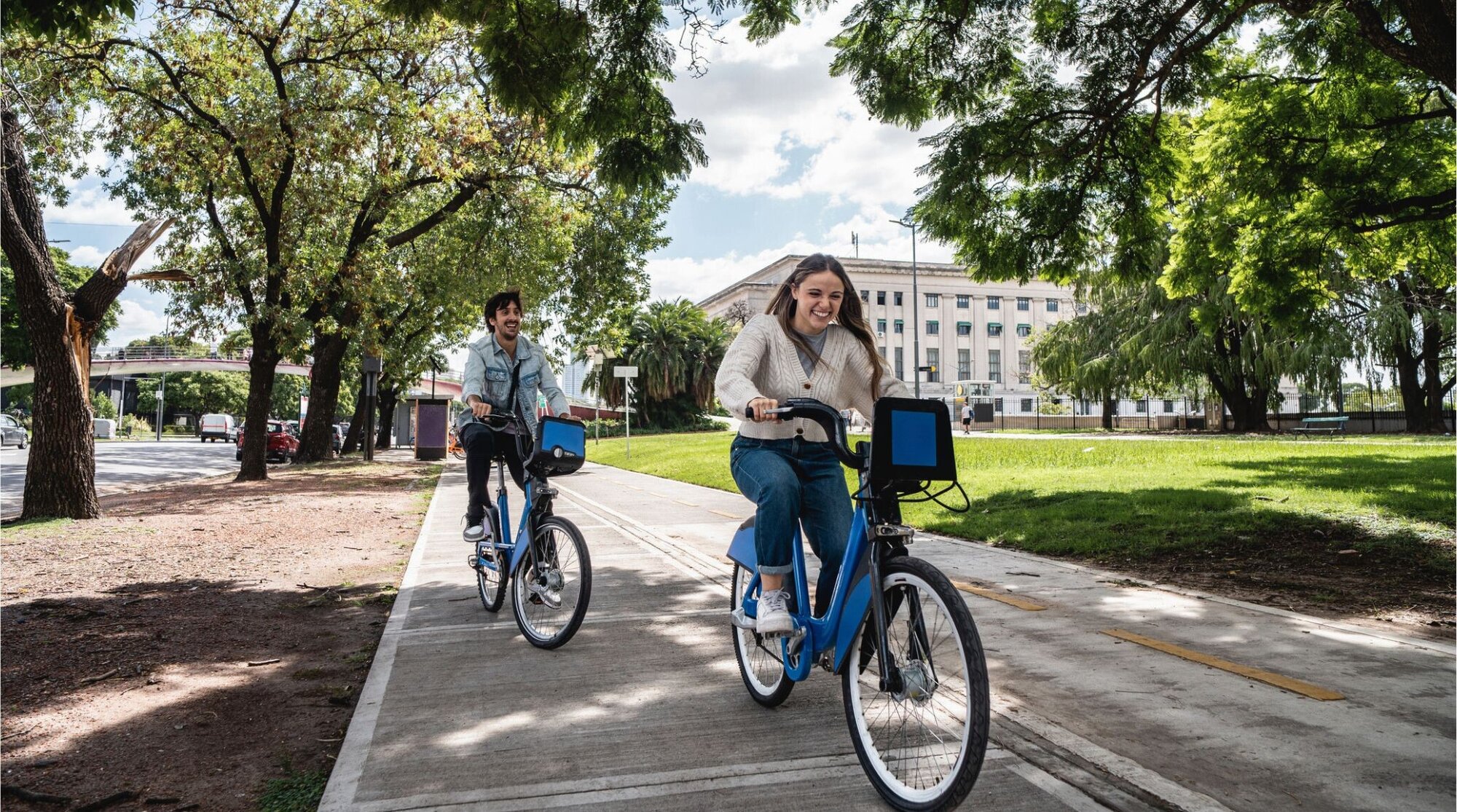 Casal pedalando nos parques de Palermo em Buenos Aires.