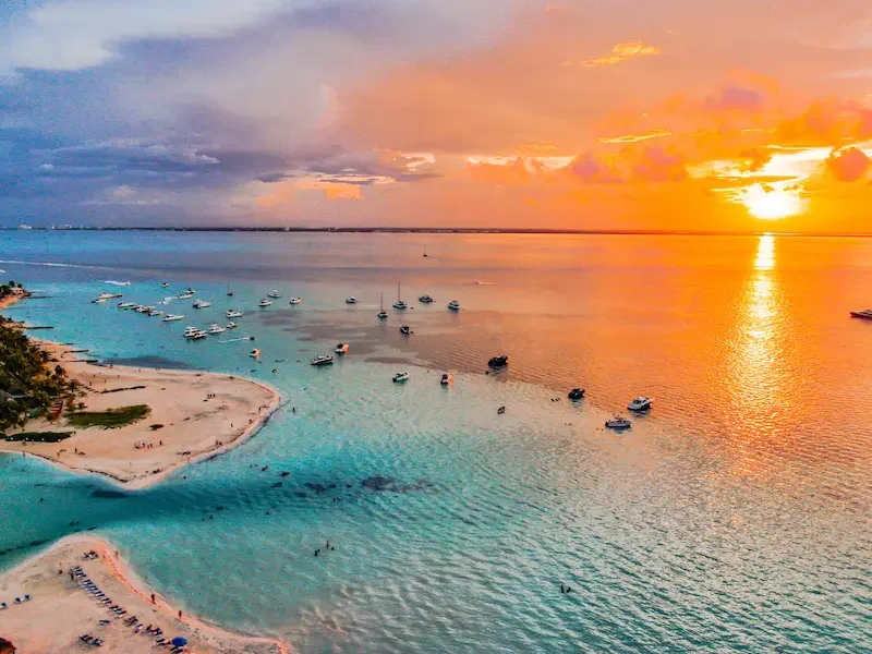 Turistas nadando en las aguas turquesas de Playa Norte en Isla Mujeres, Caribe mexicano.