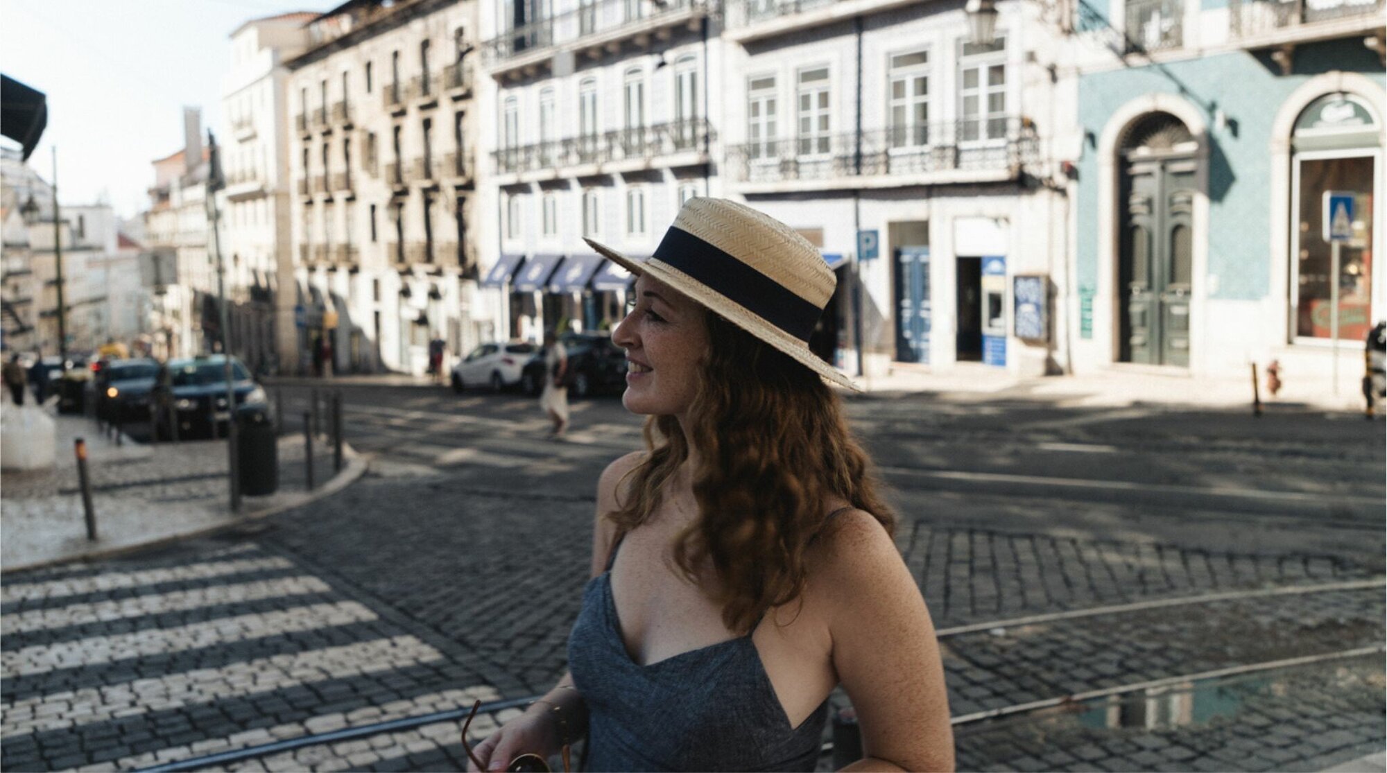 Jovem mulher passeando pelas ruas de Lisboa