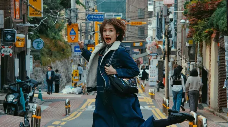 ソウルの街歩きを楽しむ若い女性