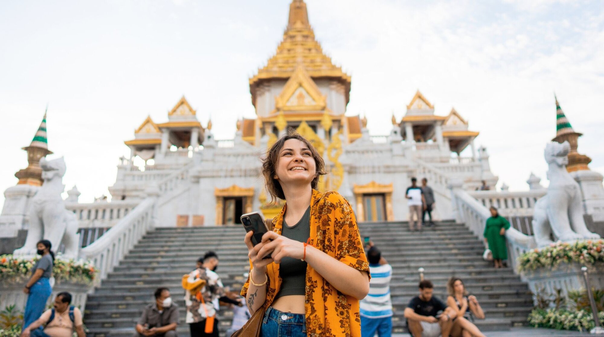 touriste devant un temple en thailande
