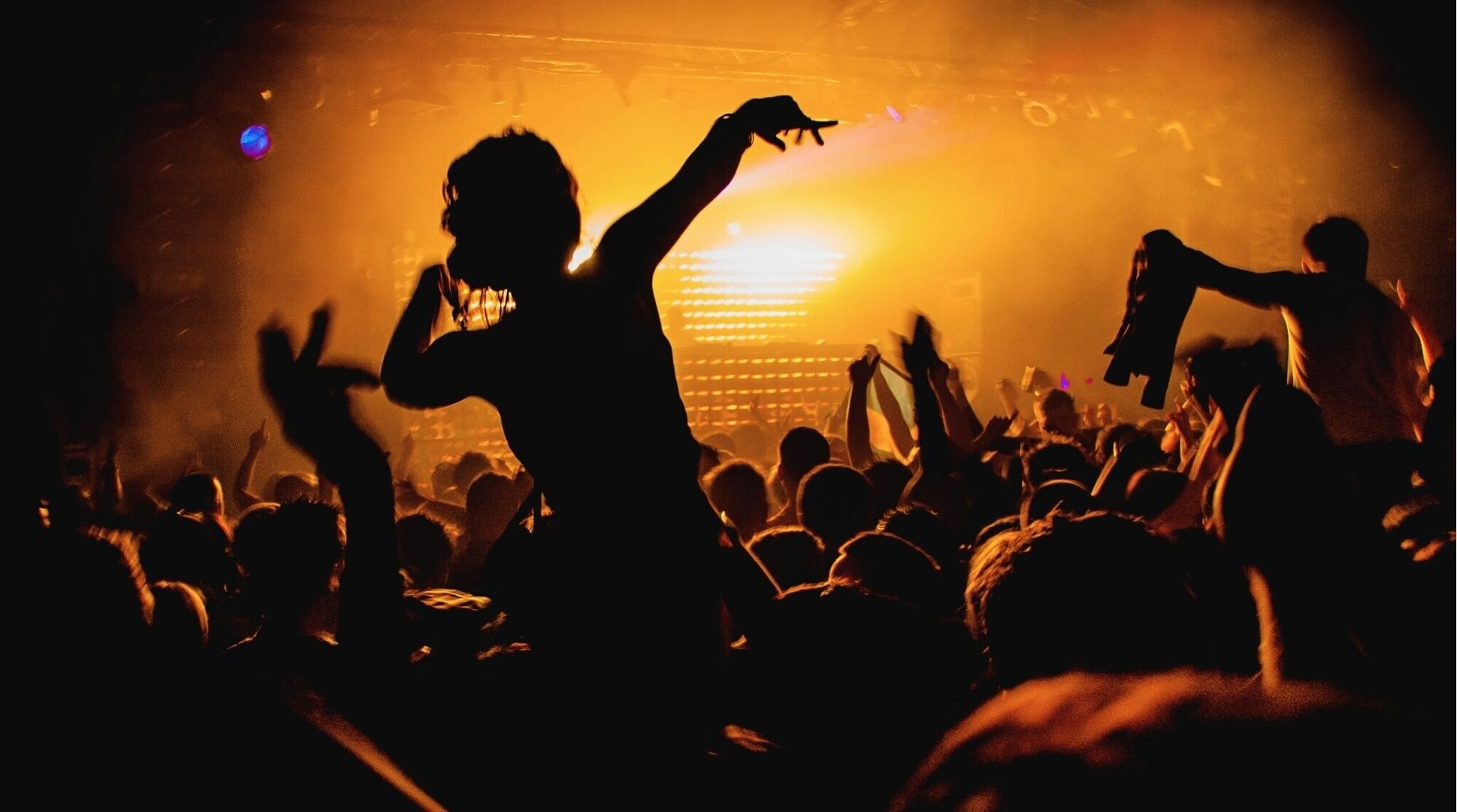 Chica a hombros en un concierto o club nocturno, noche de vacaciones.