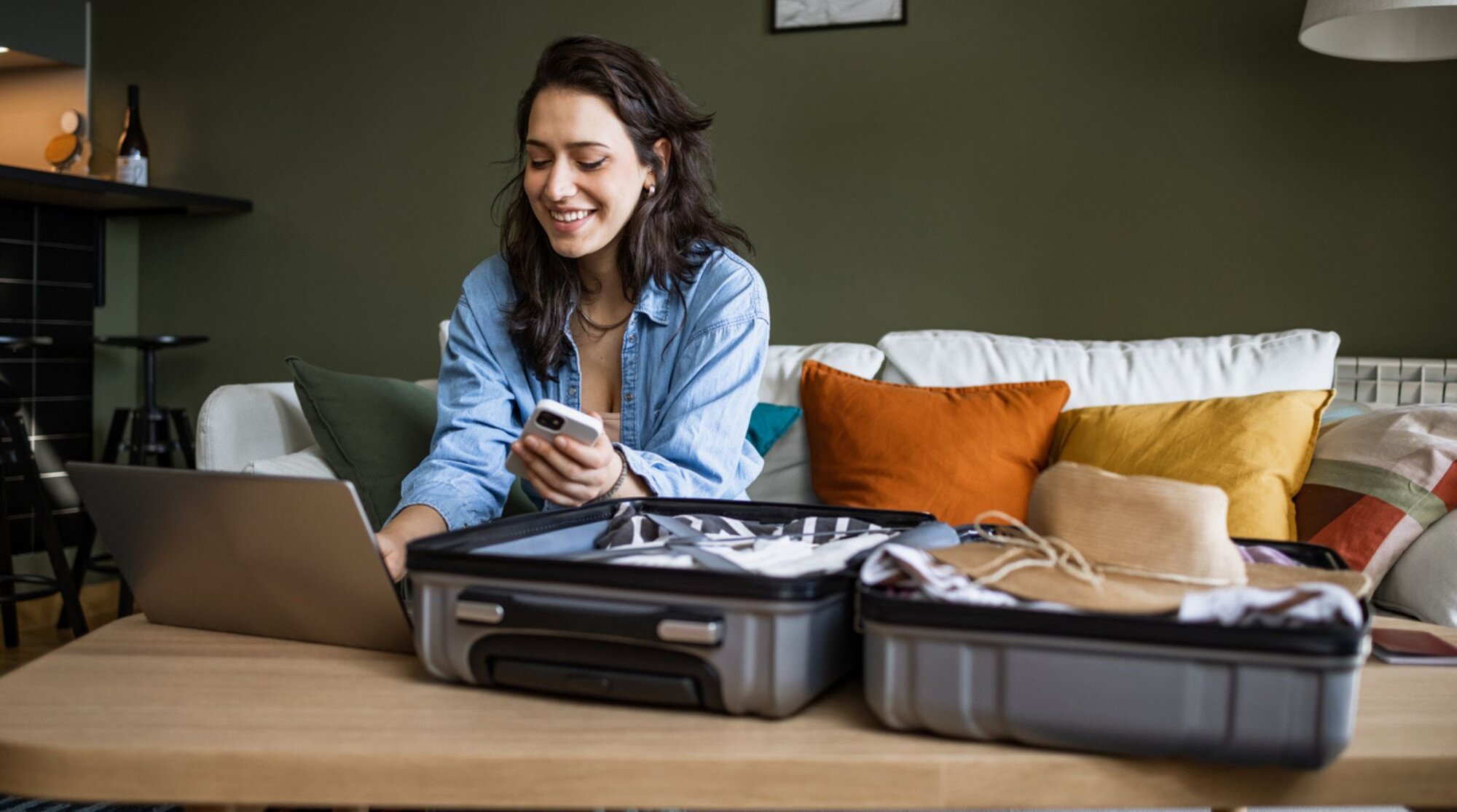 Jovem mulher preparando mala de viagem e aproveitando para solicitar o ETIAS online.