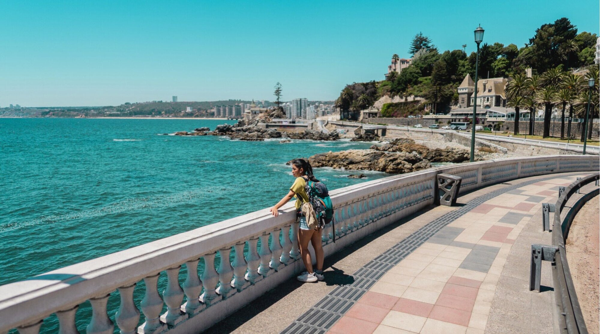Jovem turista admirando a vista em Viña del Mar.