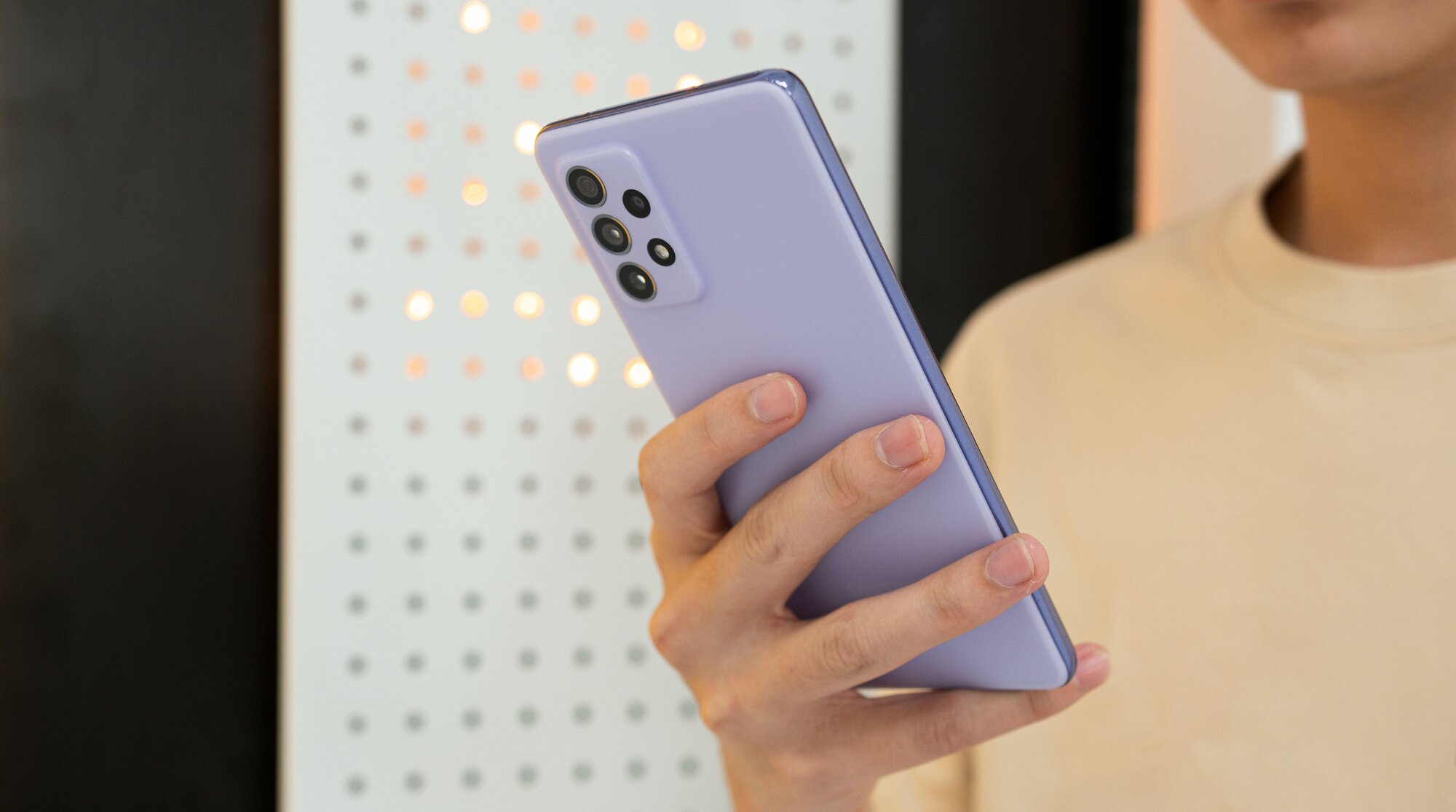 יד אוחזת בסמארטפון סגול של סמסונג גלקסי S23