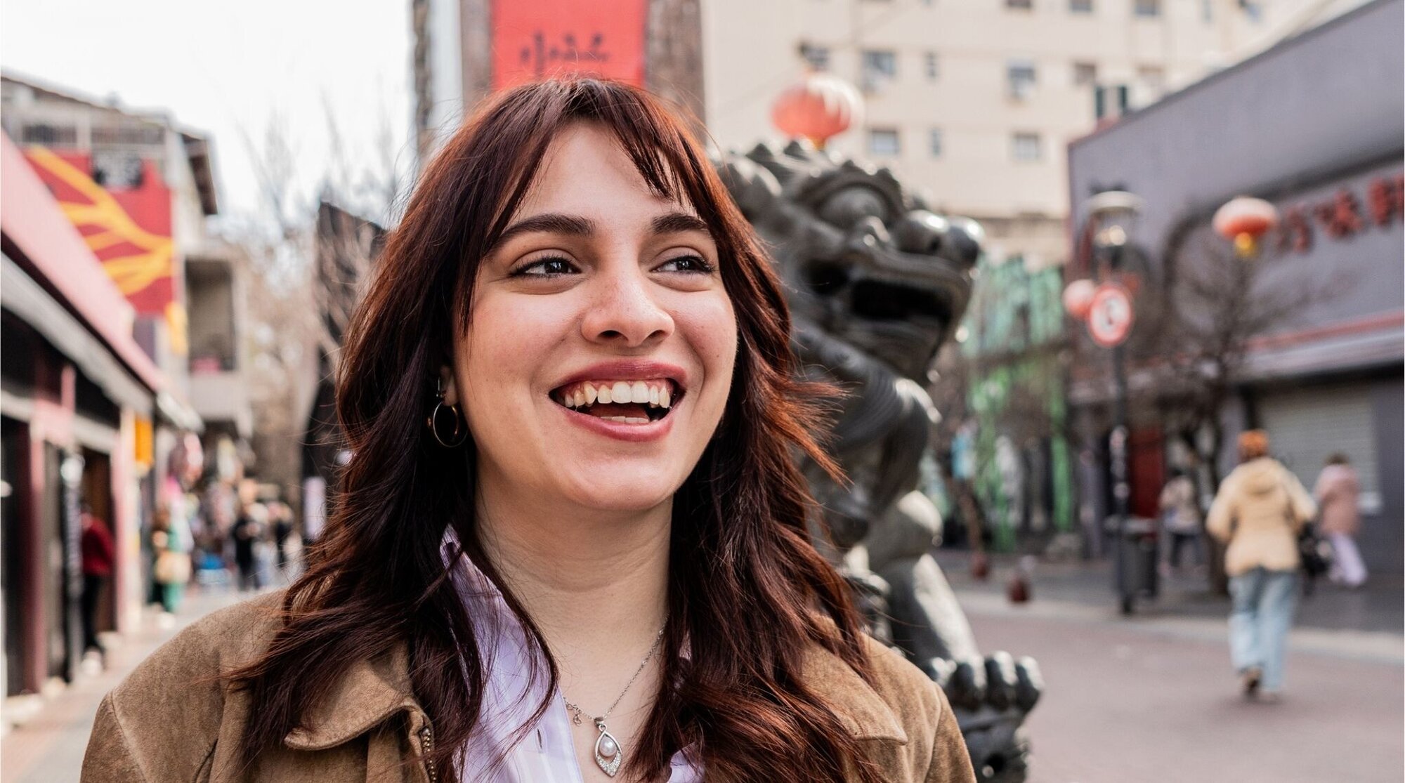 Jovem contemplando em uma rua da cidade durante o dia. Barrio Chino, Buenos Aires.