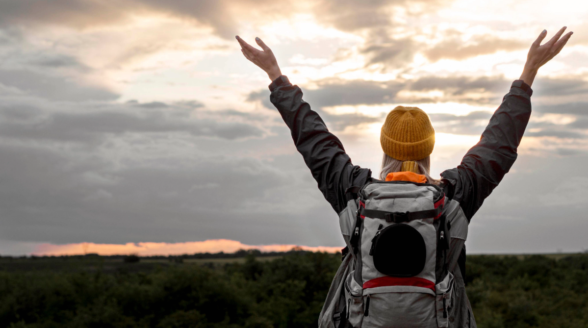 מטייל עם ידיים באוויר