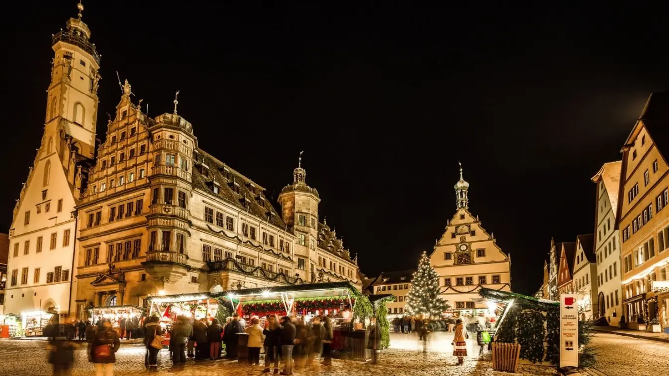 Marché de Noël de Rothenburg ob der Tauber de nuit dans la vieille ville médiévale