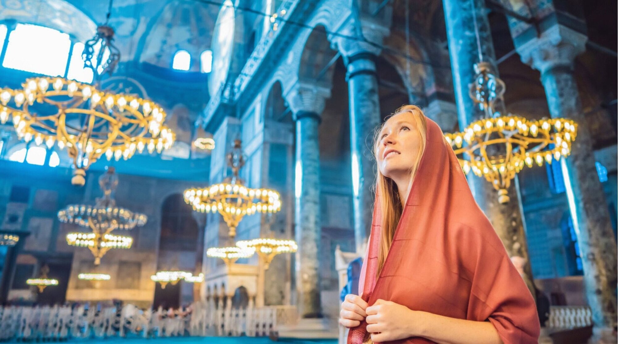 Turista observando o interior da Hagia Sophia (Ayasofya) em Istambul, Turquia. Arquitetura bizantina, marco da cidade e maravilha arquitetônica mundial.