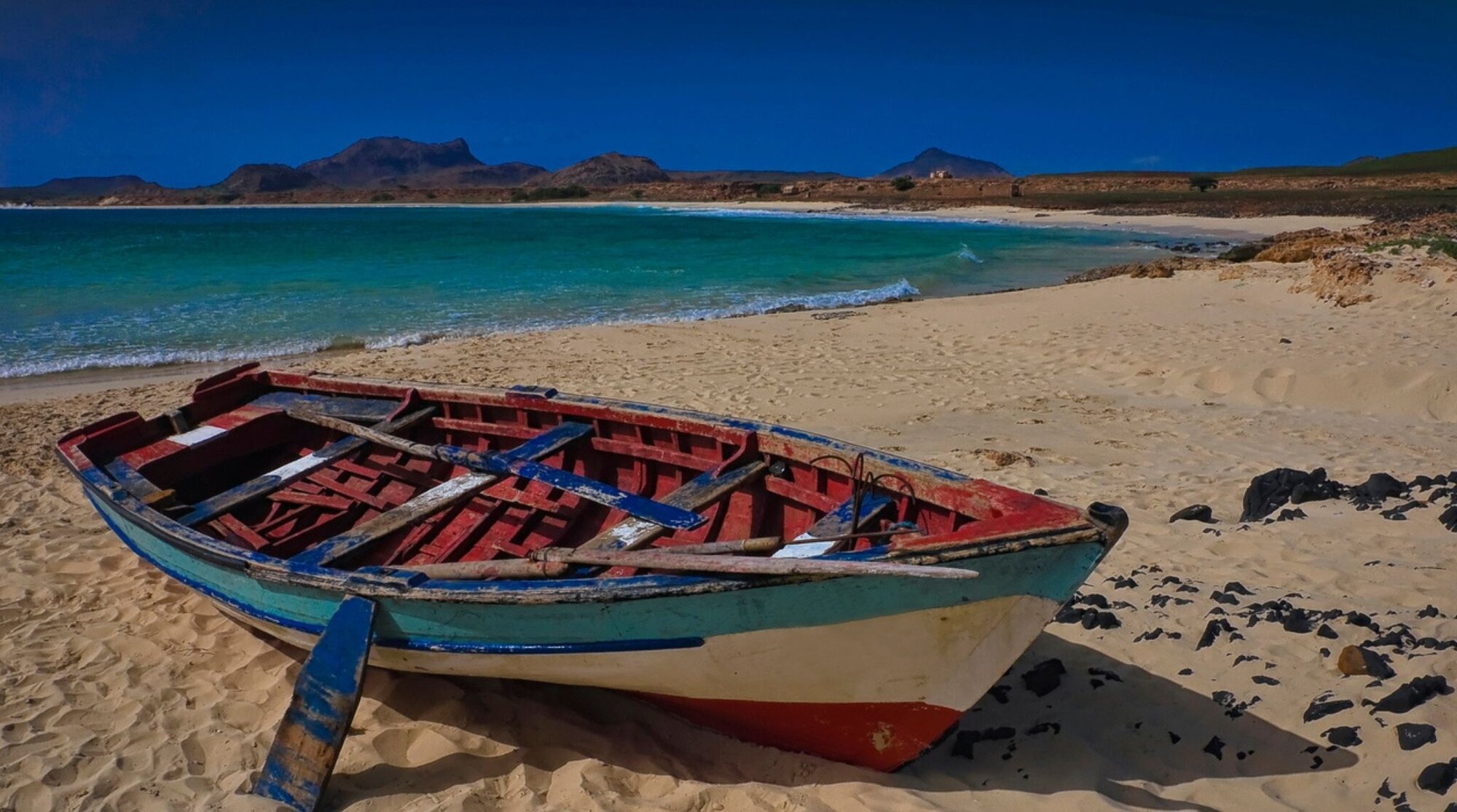plage sur l’île de Boa Vista avec un bateau