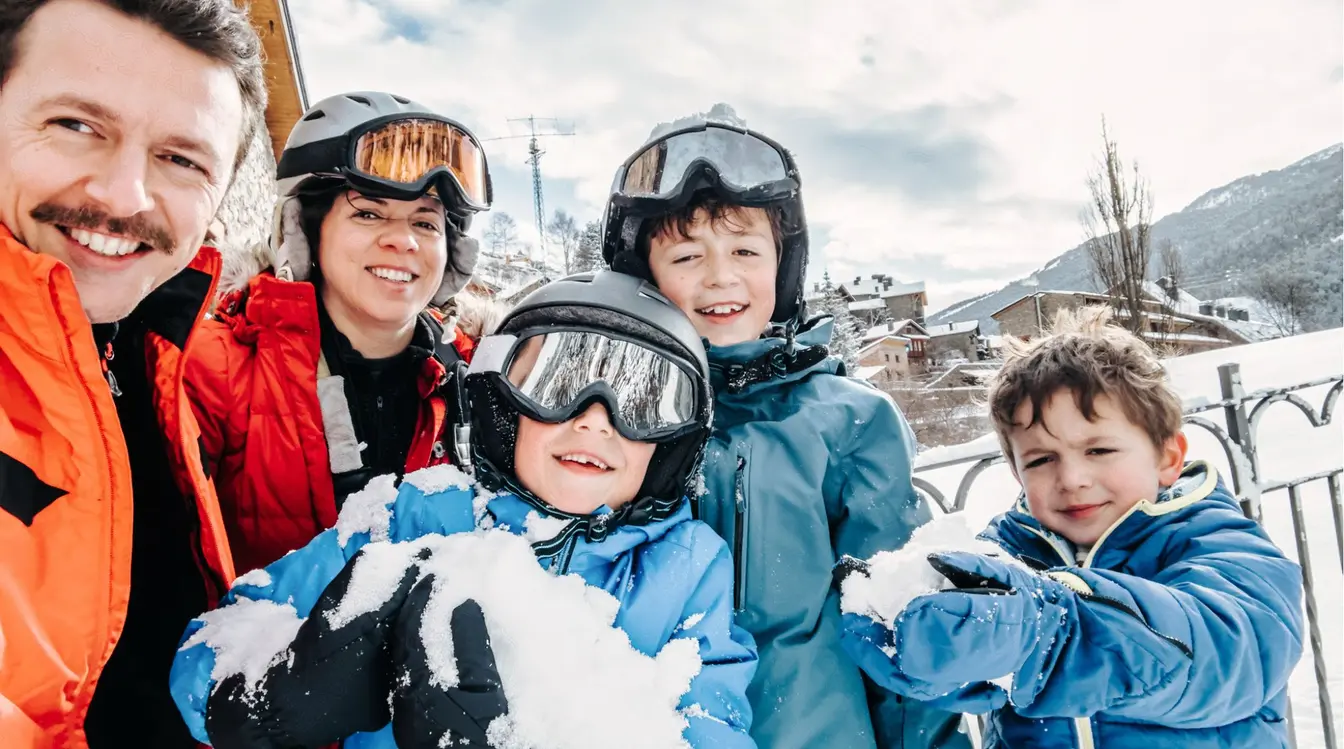  Selfie de familia con ropa de nieve en un pueblo de montaña en Andorra.