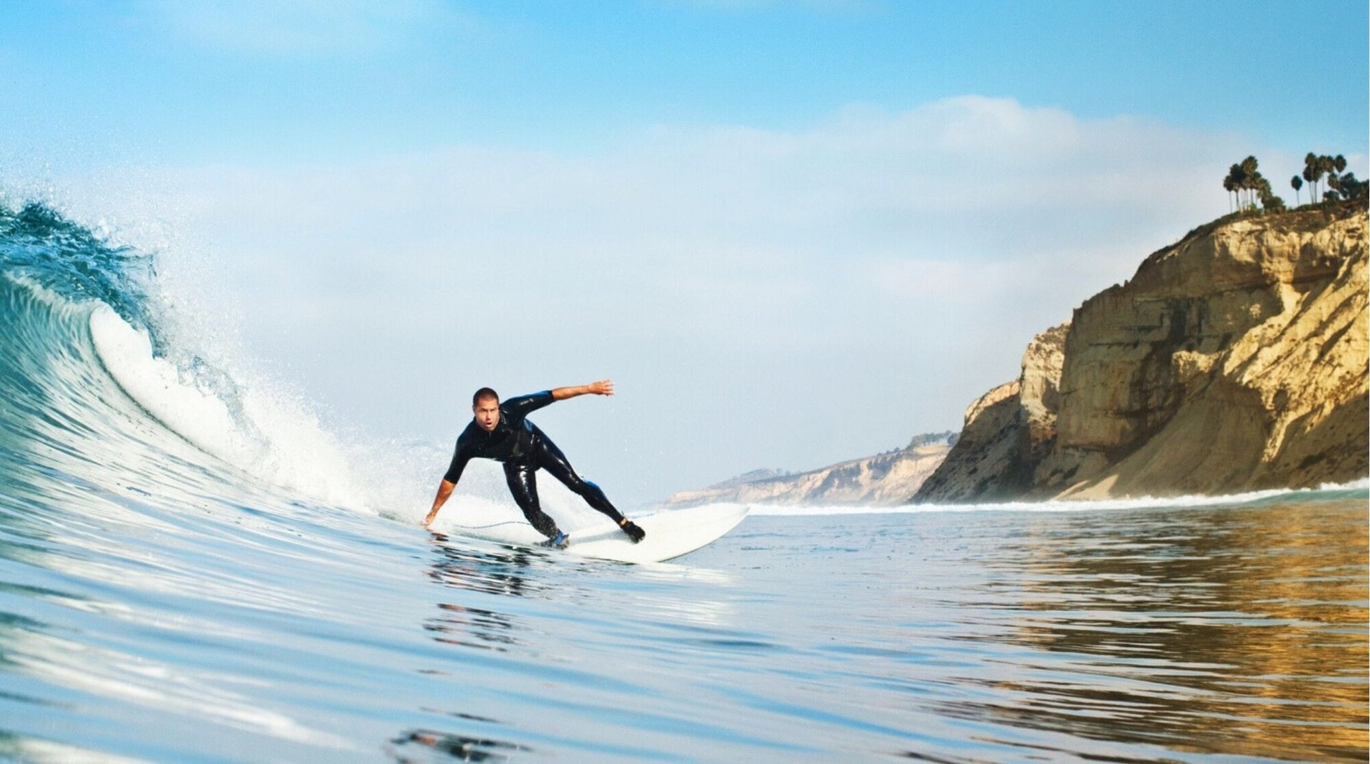 Surfista disfrutando de las olas en la costa de San Diego, California.