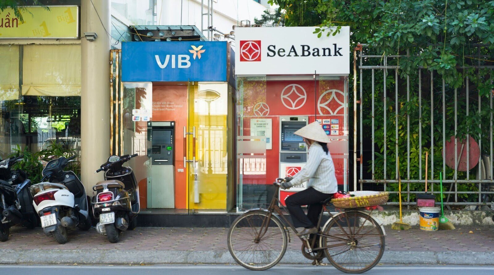 Distributeurs automatiques de billets (DAB) dans une rue d'Hanoï acceptant les cartes Visa et Mastercard internationales