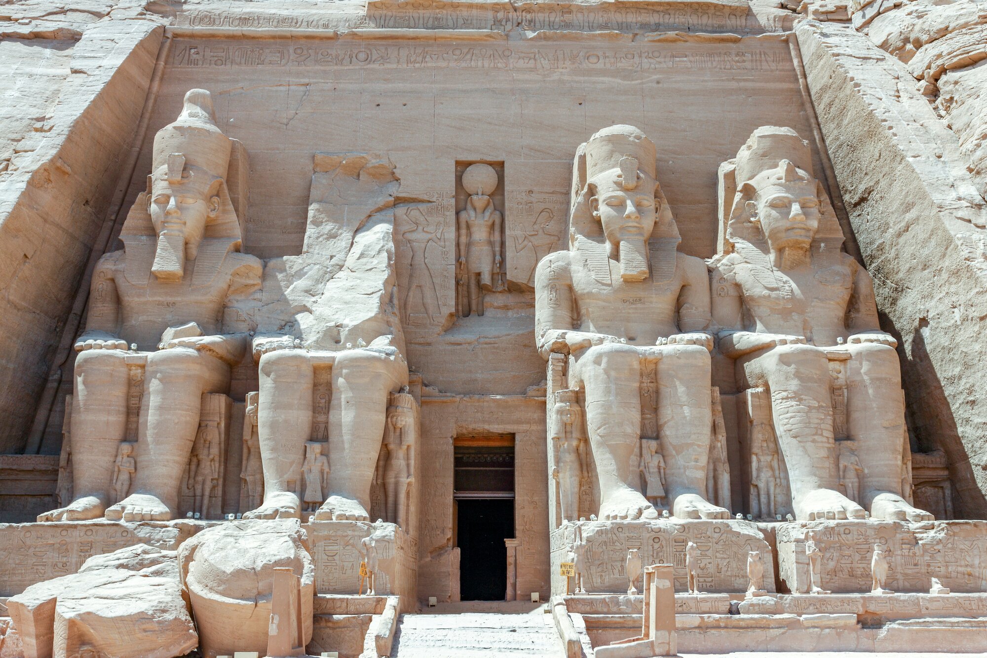 Imagen del exterior del Templo de Abu Simbel para ilustrar cuál es la mejor eSIM para Egipto