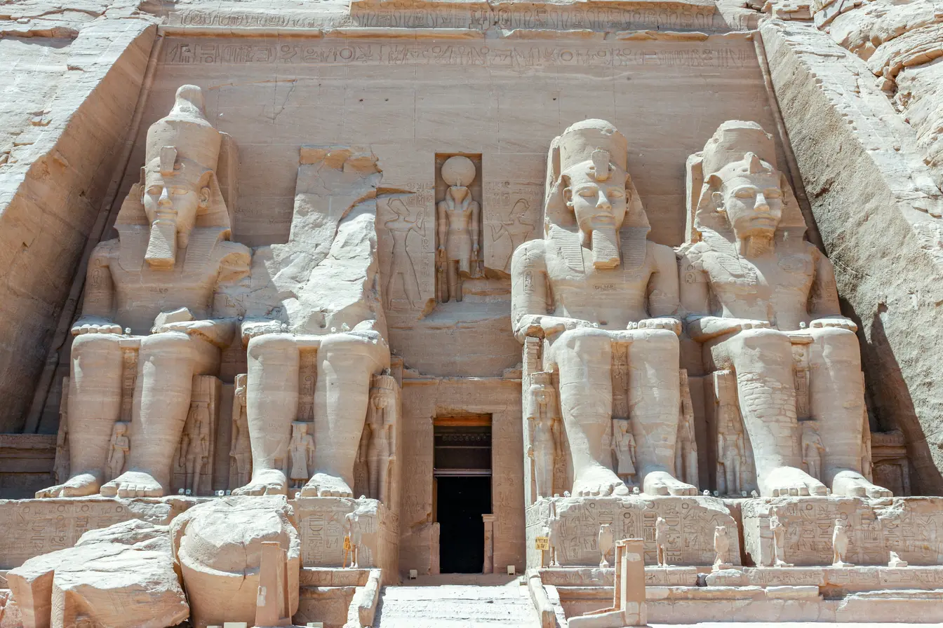 Imagen del exterior del Templo de Abu Simbel para ilustrar cuál es la mejor eSIM para Egipto