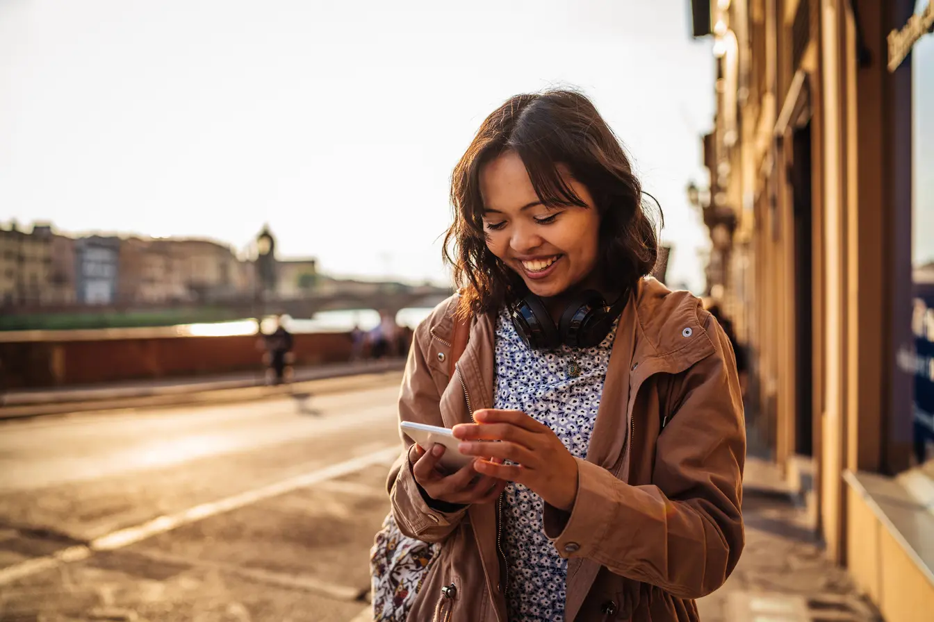 Utilizza lo smartphone per navigare online e orientarti durante un viaggio, restando connessa anche all’estero