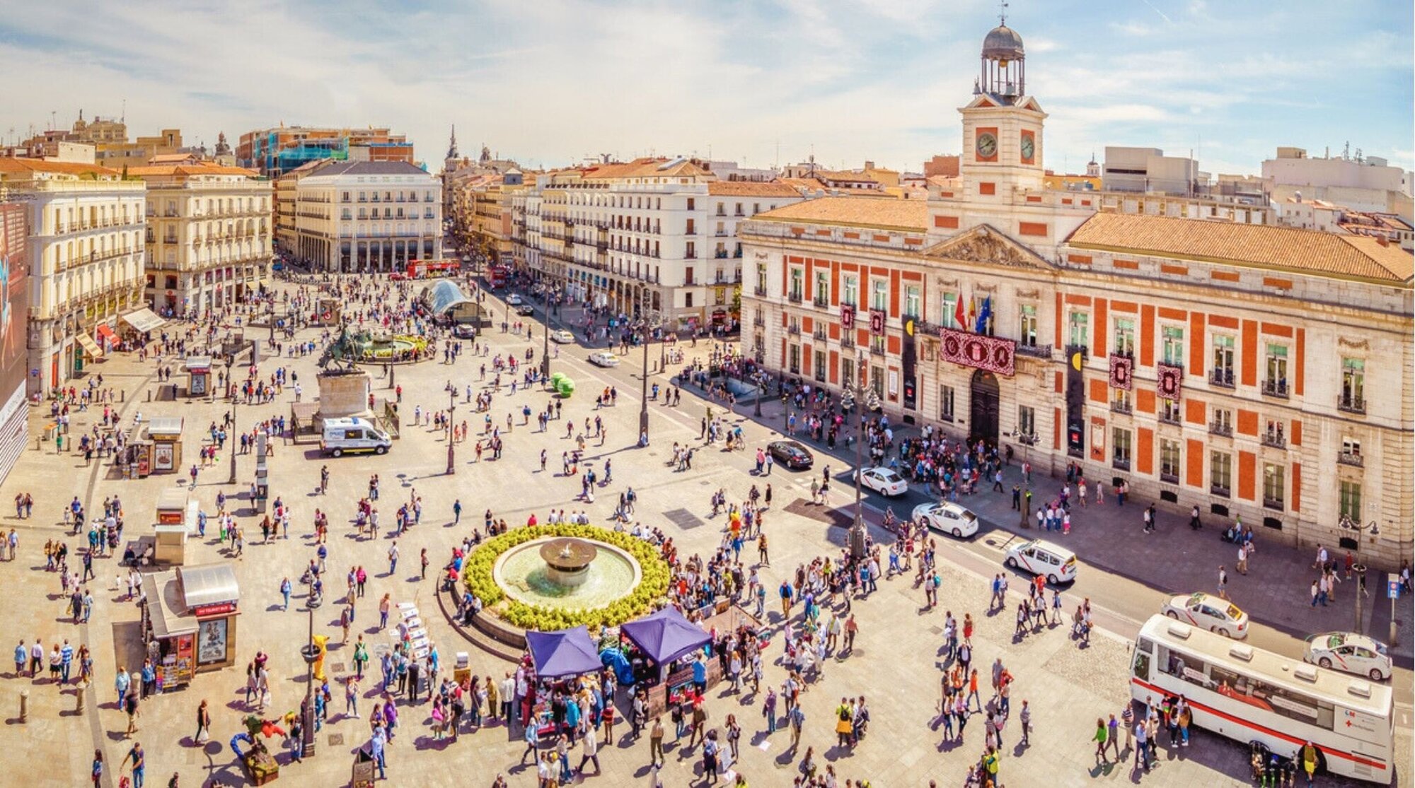 Vista aérea de la Puerta del Sol llena de gente en Madrid