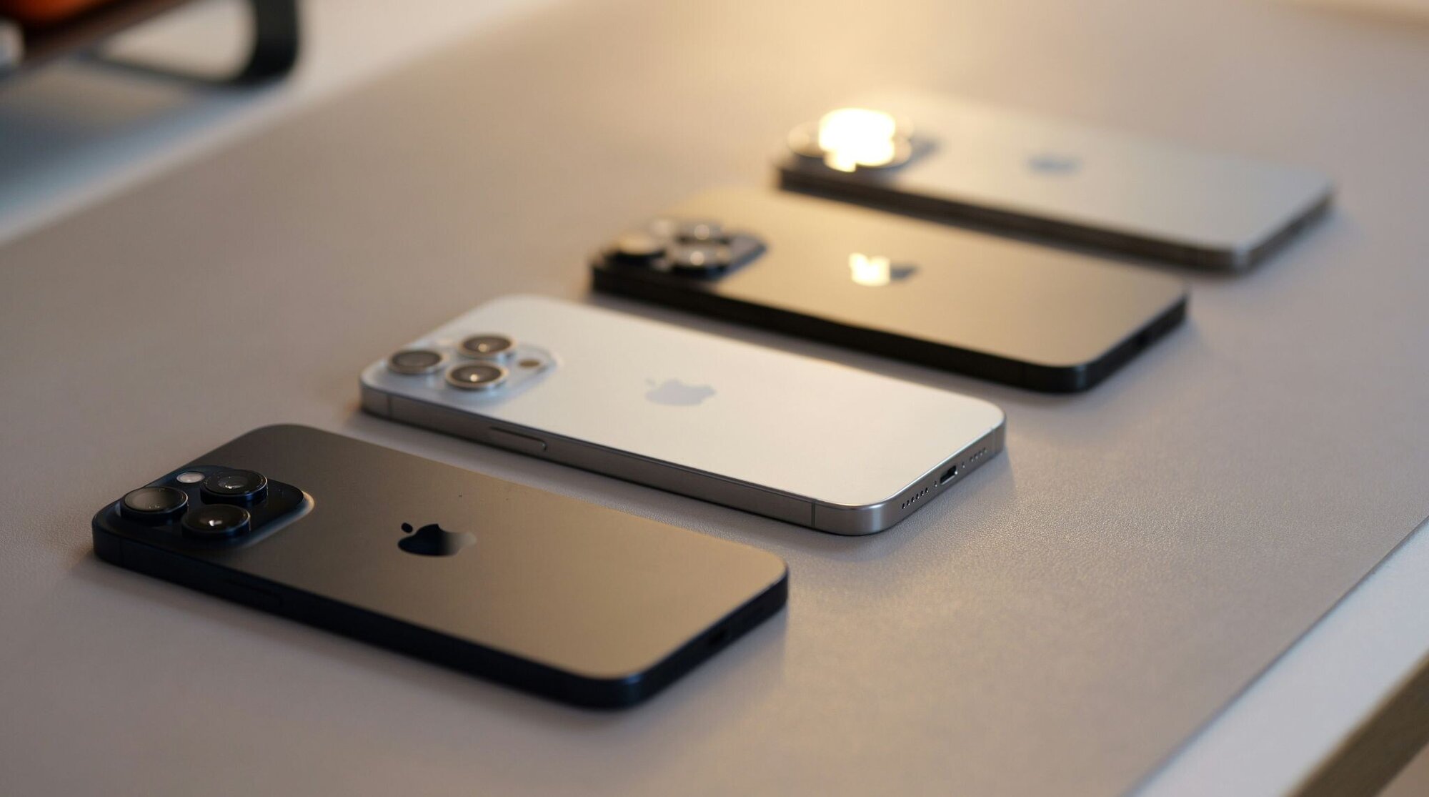 plusieurs iphone cote a cote en magasin