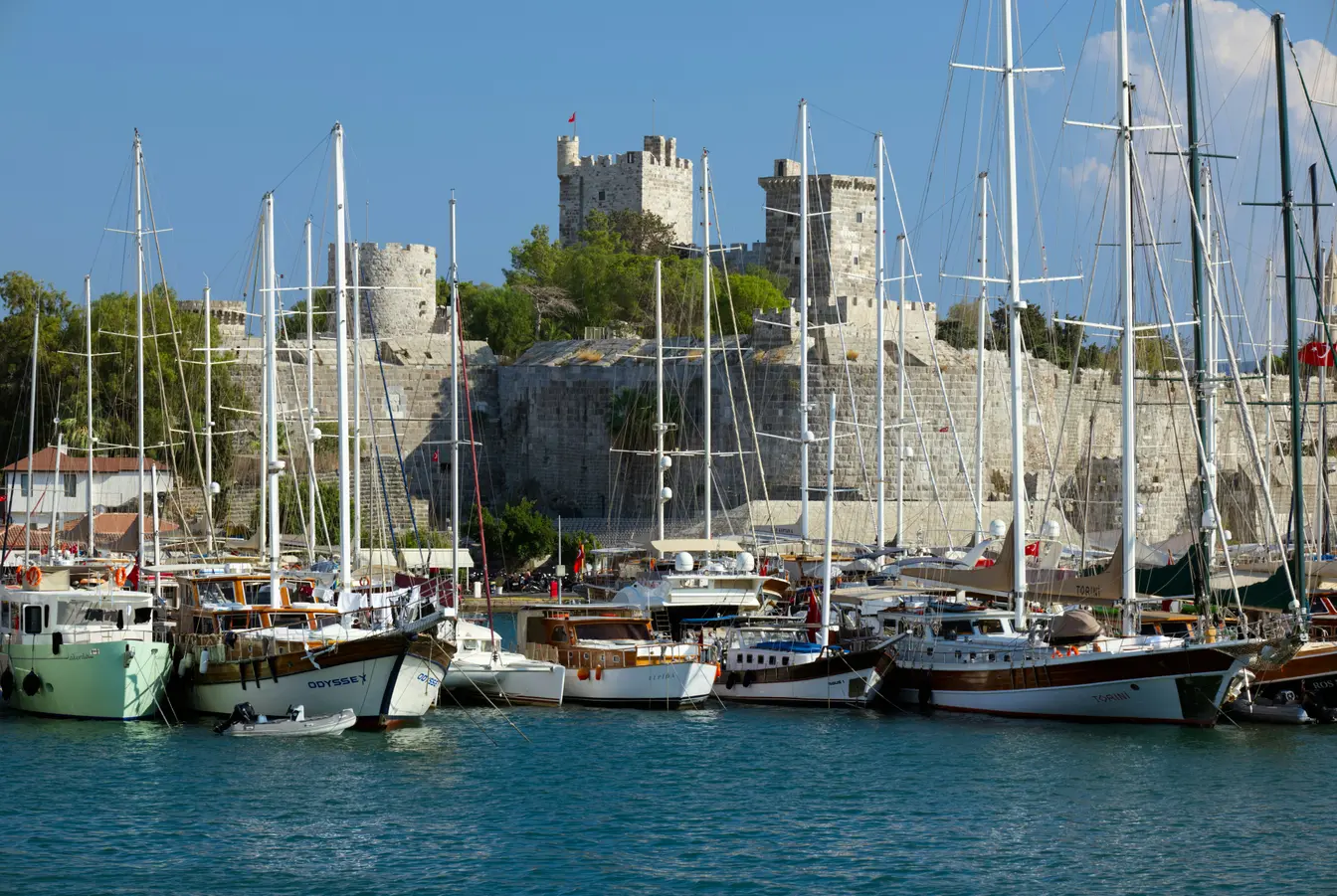 Vista del porto di Bodrum con barche e Castello di San Pietro