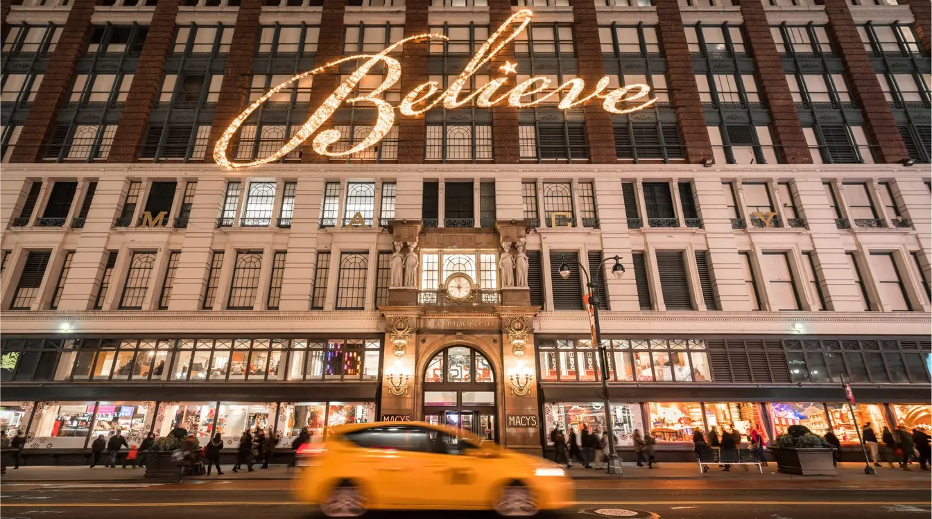 Fachada decorada da Macys, tradicional loja de departamento de Nova York.