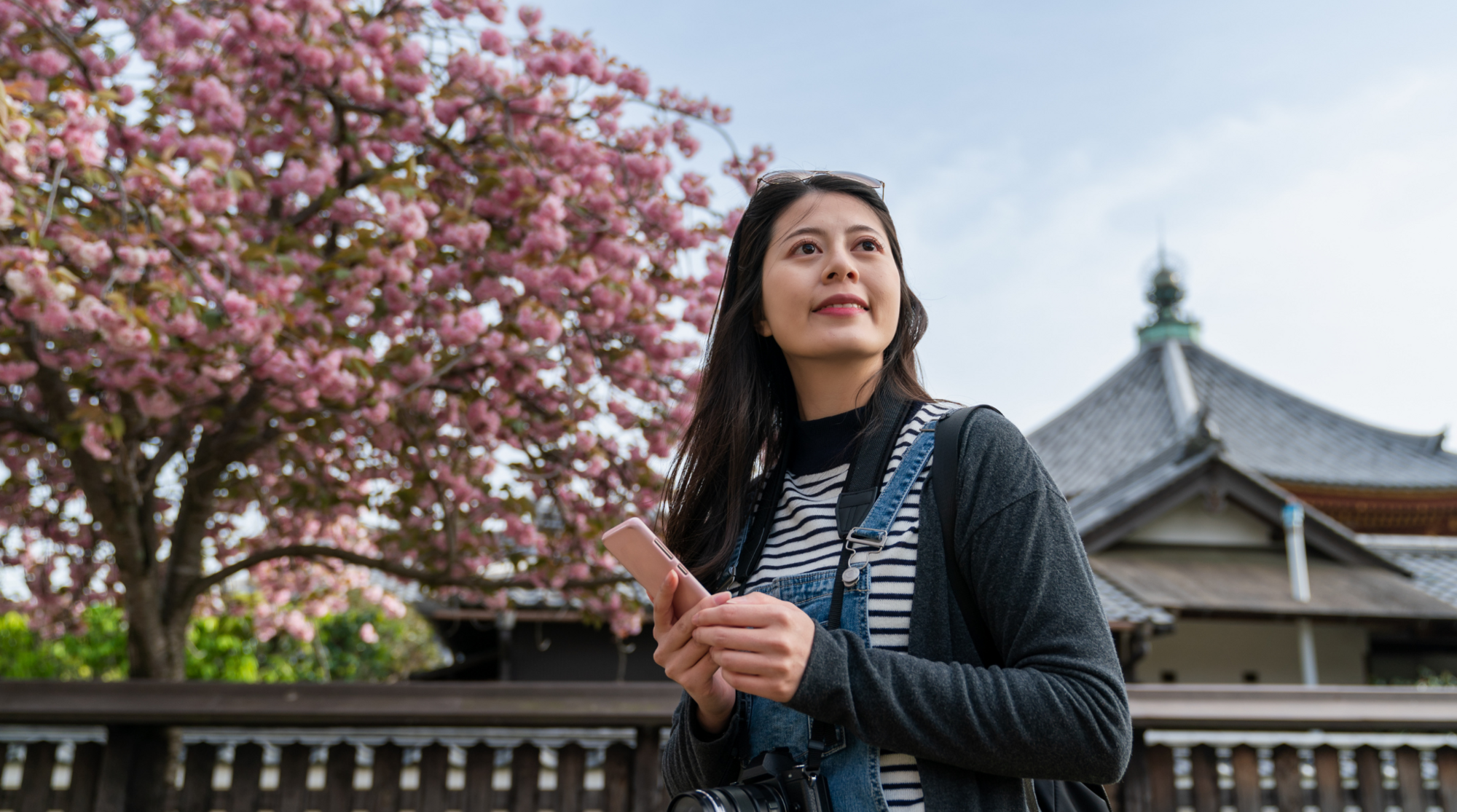 Frau mit Handy in Japan