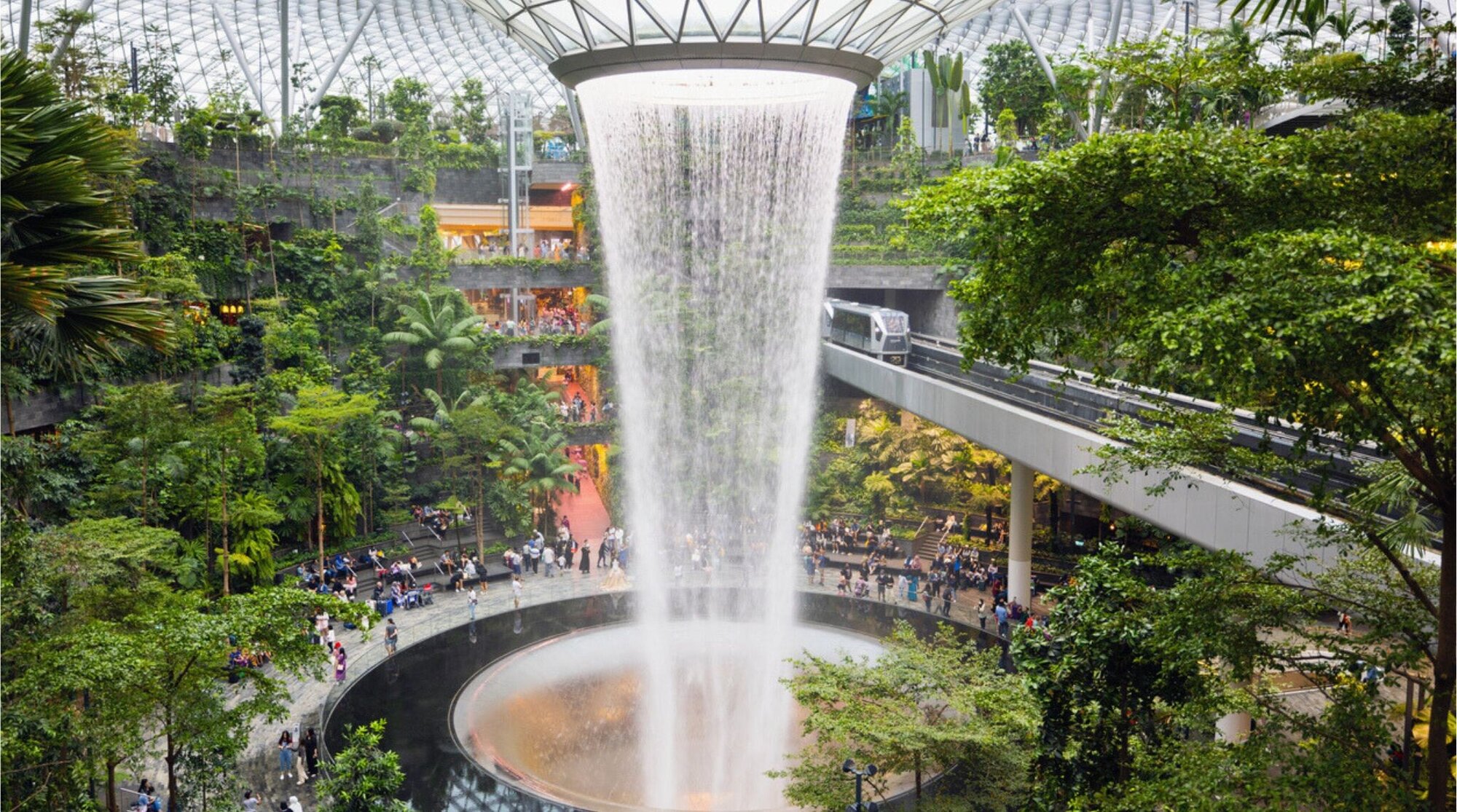 Vista de la moderna arquitectura y los jardines de Singapur, destacando su avance tecnológico.