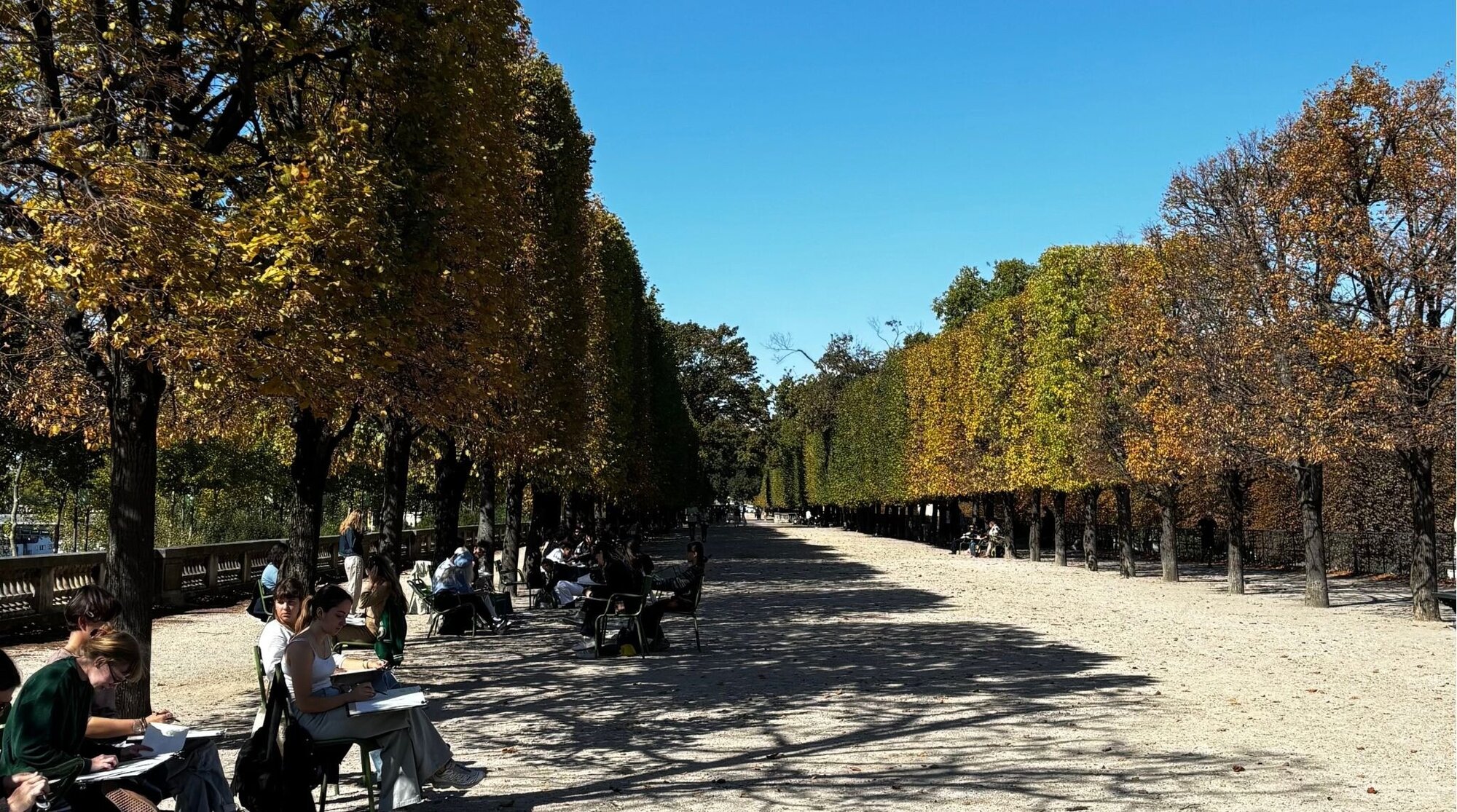 Alunos de belas artes desenhando no jardin des tuileries em Paris, França, no início do semestre de outono.