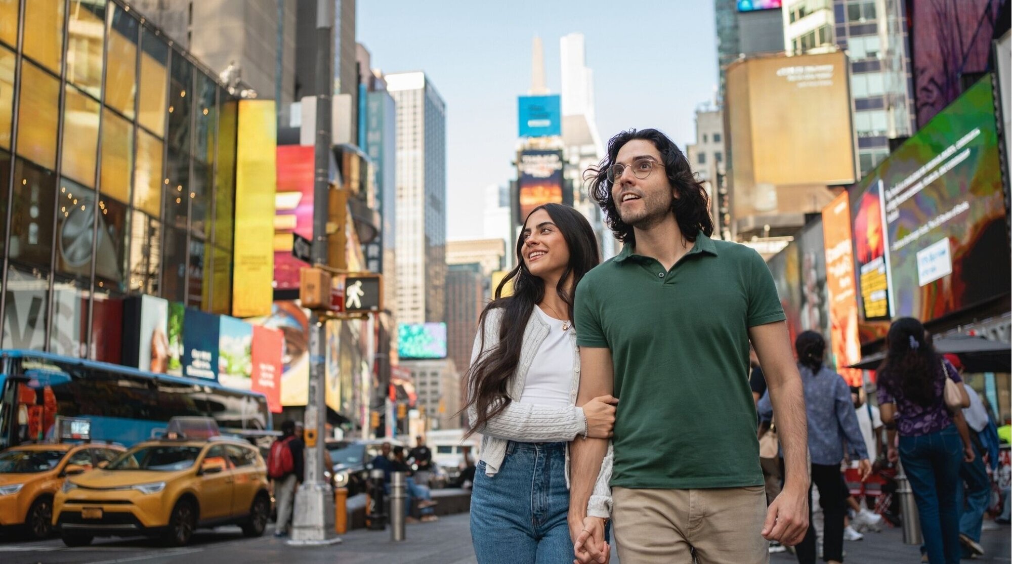 Pareja paseando por Nueva York, viaje urbano en Spring Break.