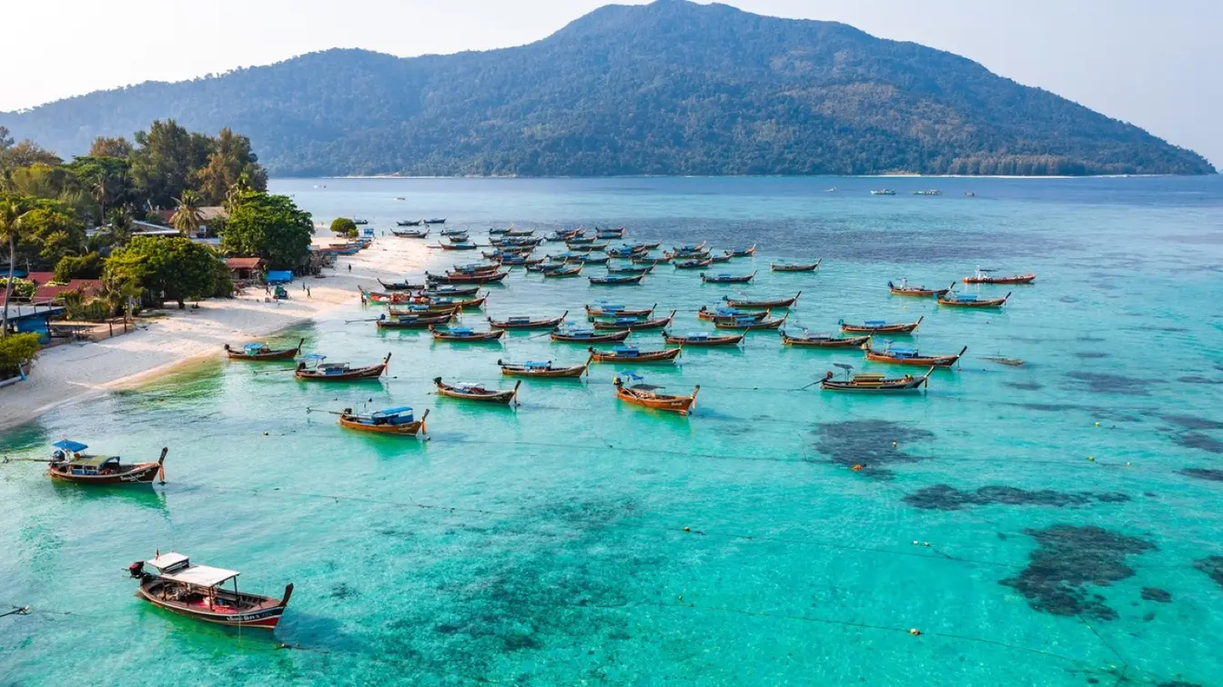 リペ島のロングテールボートとビーチの空撮写真
