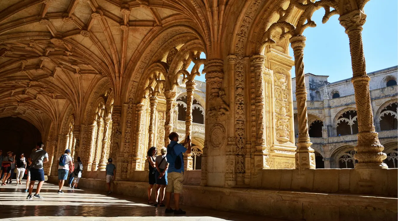 Turistas maravilhados com a arquitetura da Igreja de Santa Maria, no Mosteiro dos Jerónimos, no bairro de Belém, em Lisboa.