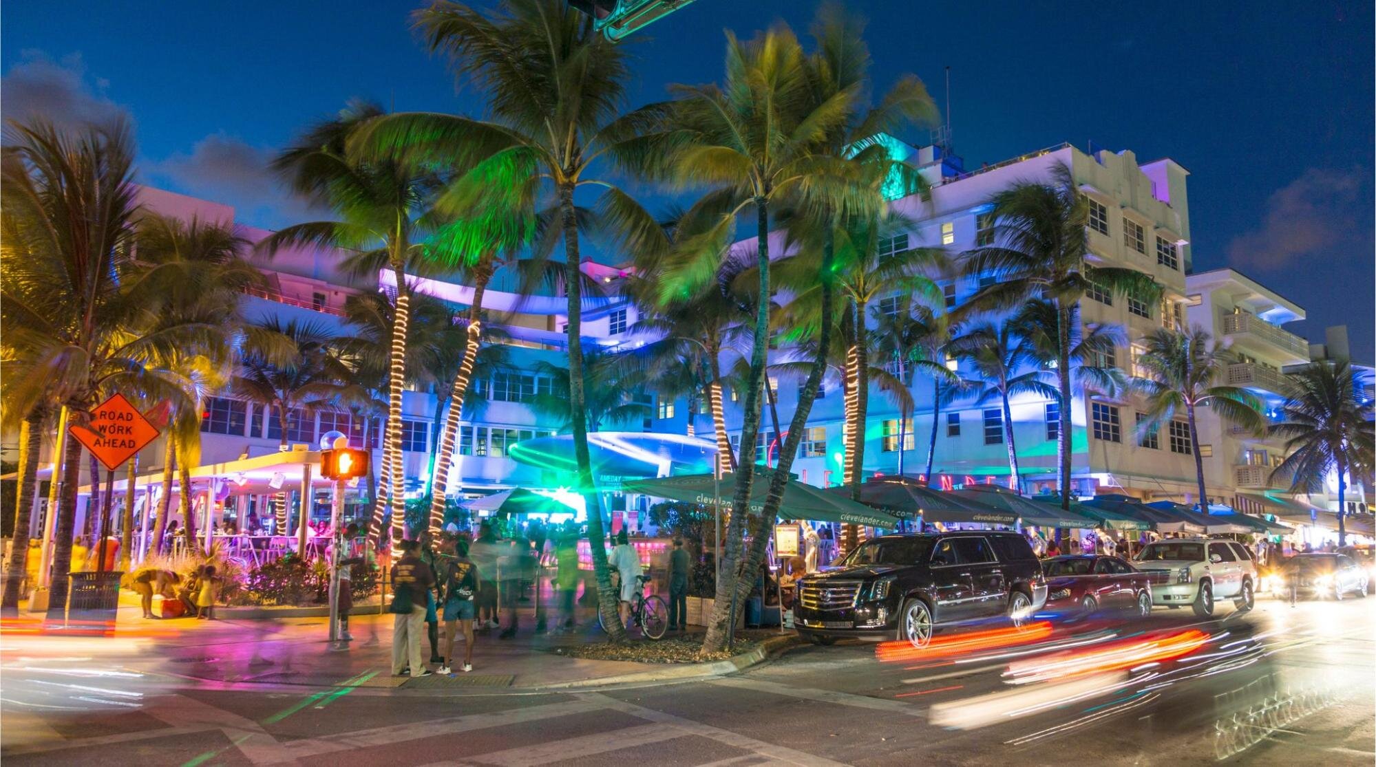Palmeiras e hotéis de fachada art déco na Ocean Drive, uma das principais vias e pontos turísticos de Miami.