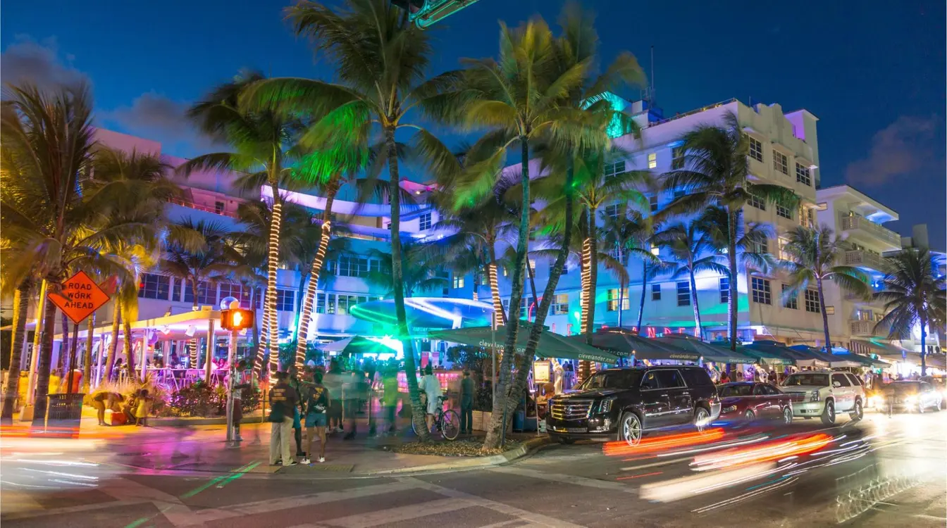 Palmeiras e hotéis de fachada art déco na Ocean Drive, uma das principais vias e pontos turísticos de Miami.