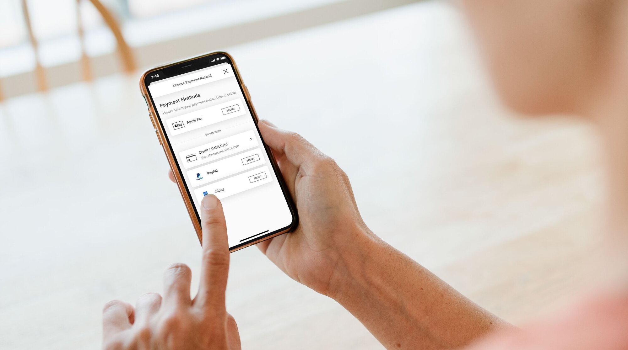 женщина покупает eSIM от Airalo на своем смартфоне
