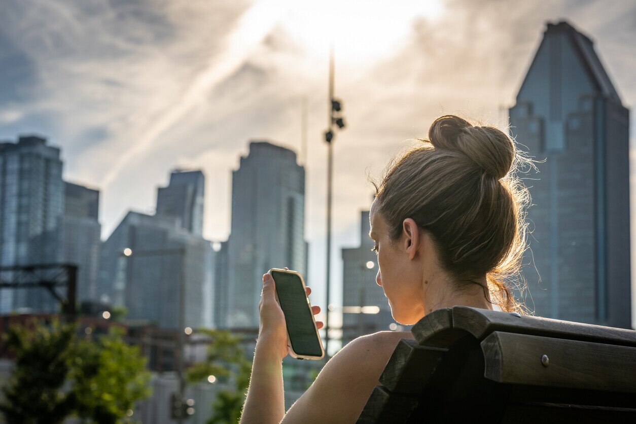 Frau in Montreal mit einer eSIM in Kanada im Sommer