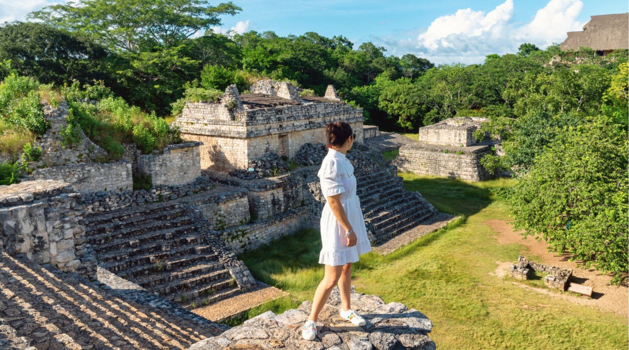 Turista visitando ruínas maias em Yucatán, México