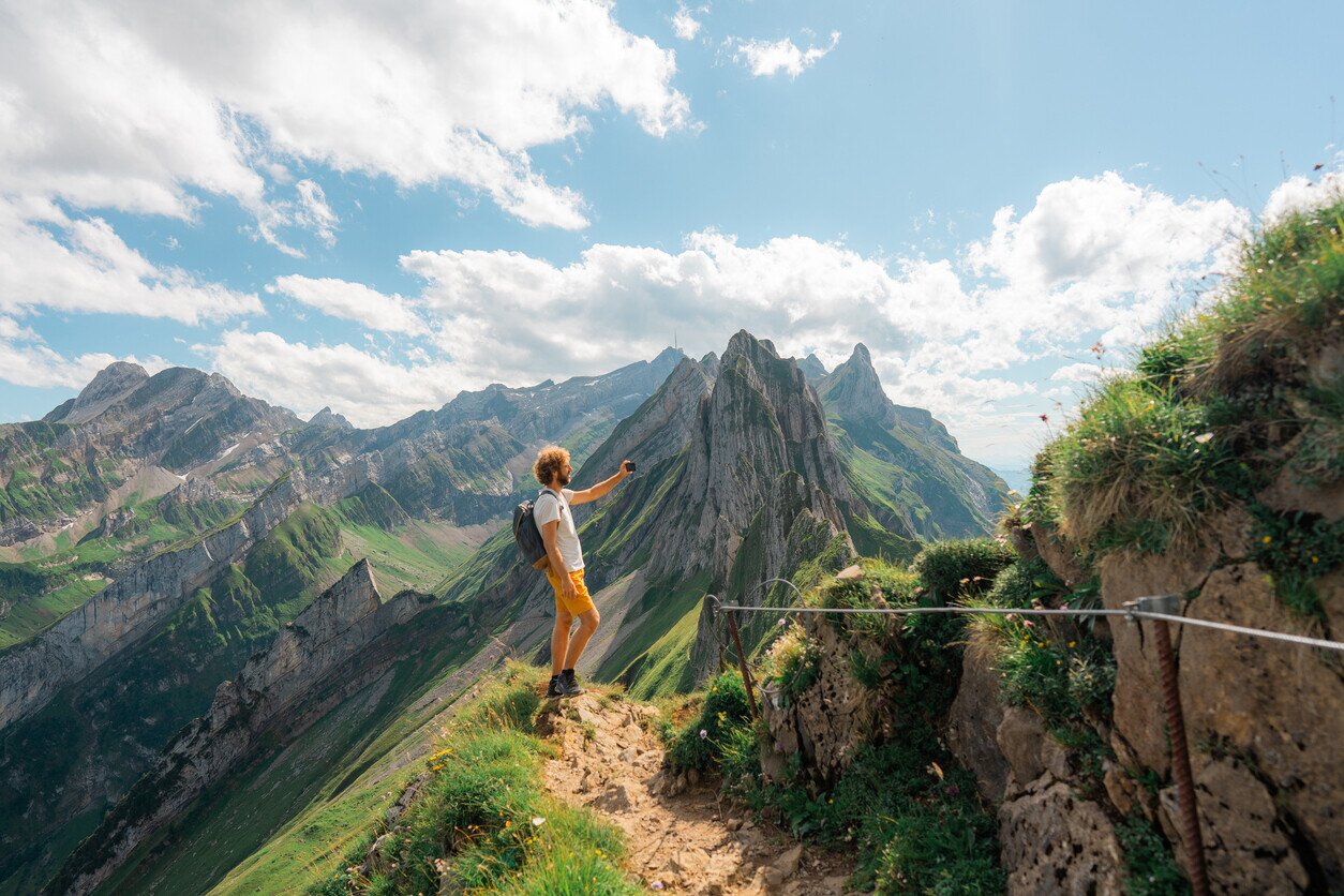 Mann mit der besten eSIM in der Schweiz