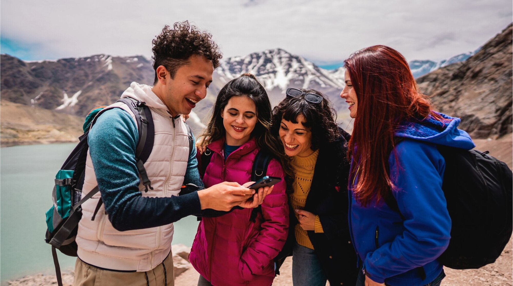Grupo de amigos usando celular em Santiago do Chile
