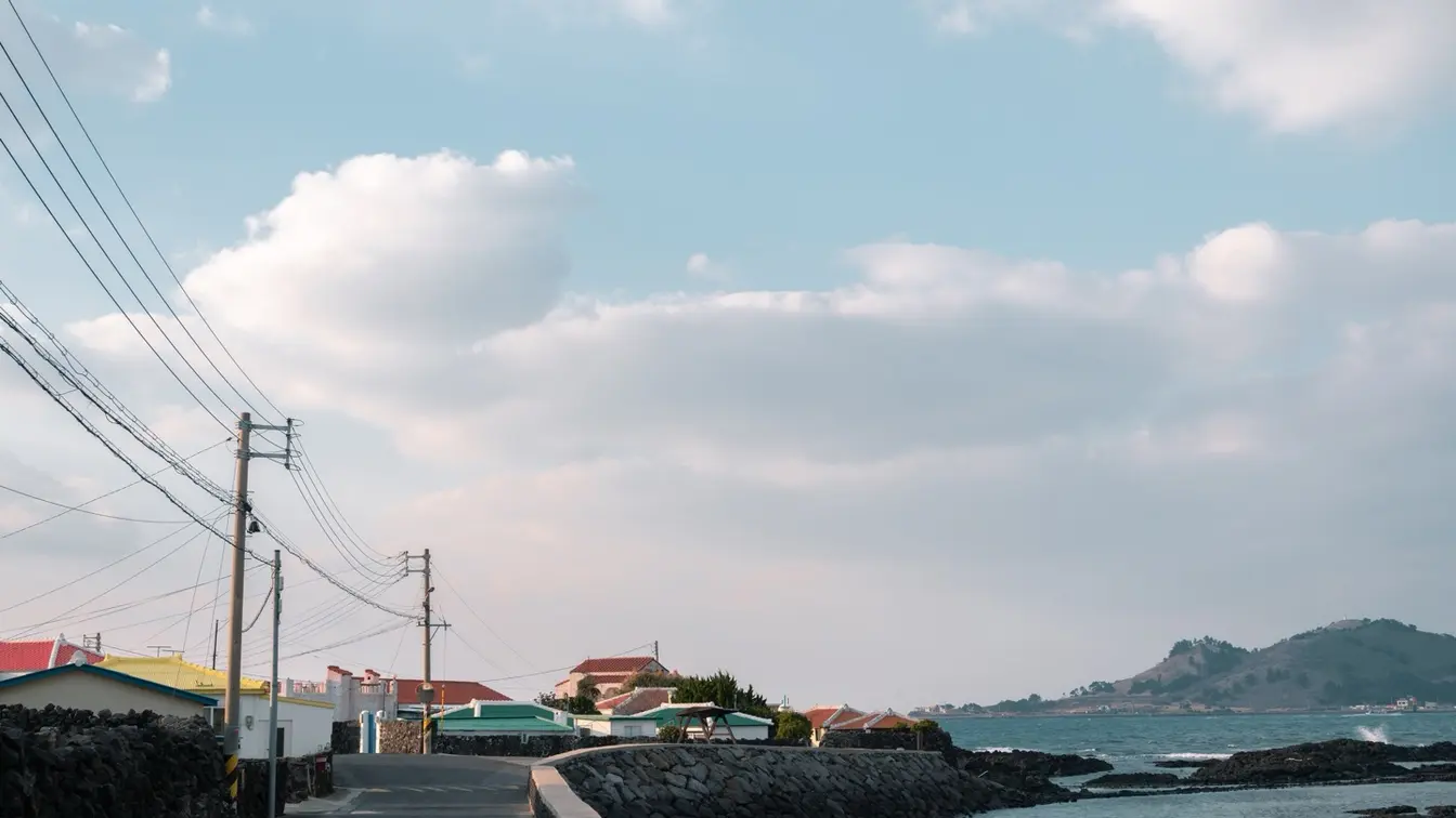 韓国ドラマ『私たちのブルース』のロケ地になった済州島金陵里の港町の風景