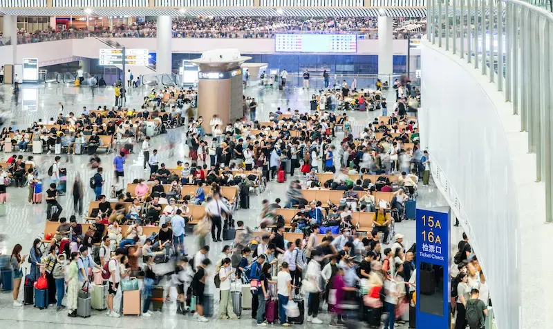 混雑している空港の出発ロビーの様子