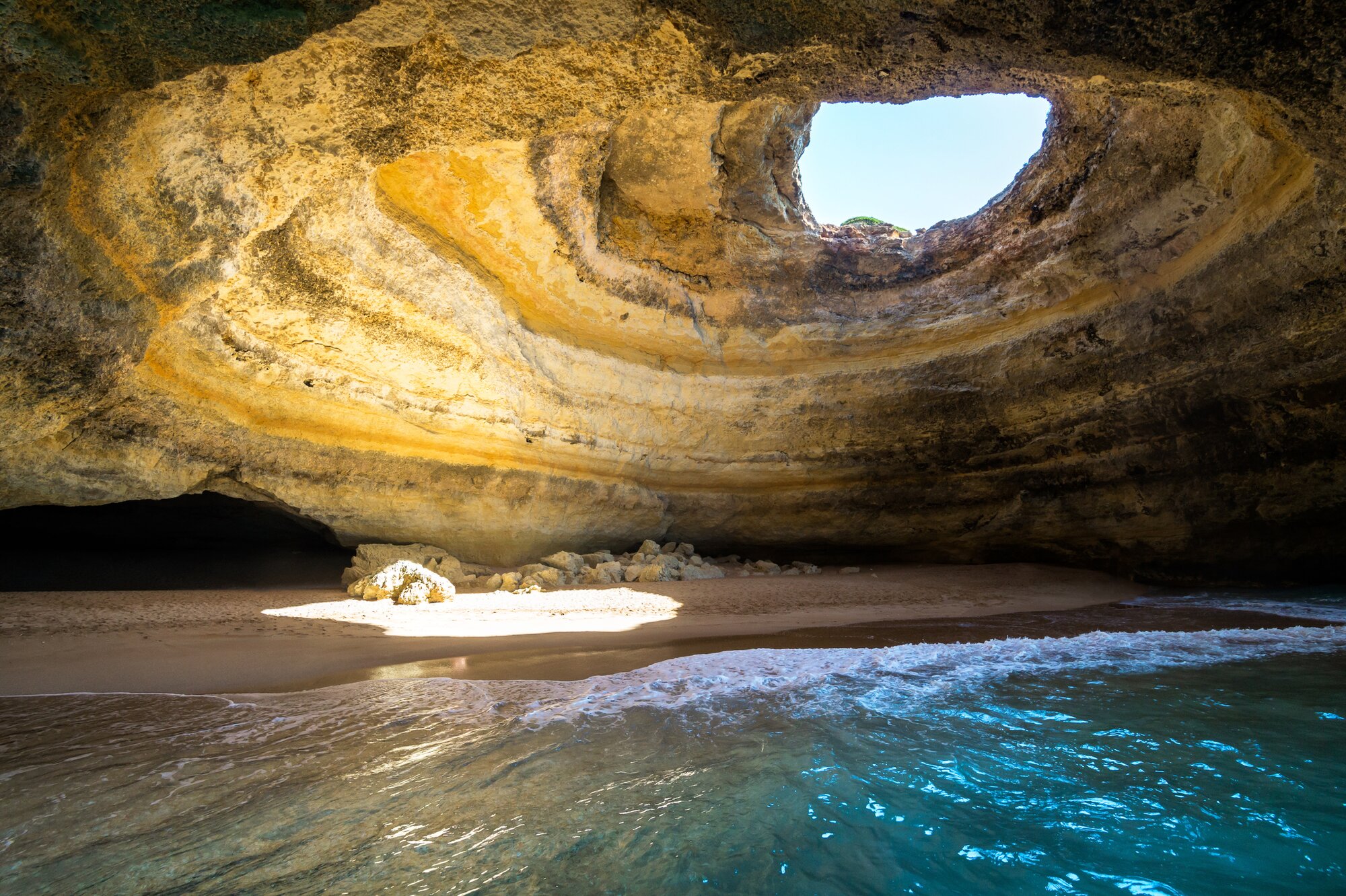Vista interna della grotta di Benagil in Algarve, esperienza suggestiva durante viaggi per famiglie in Portogallo