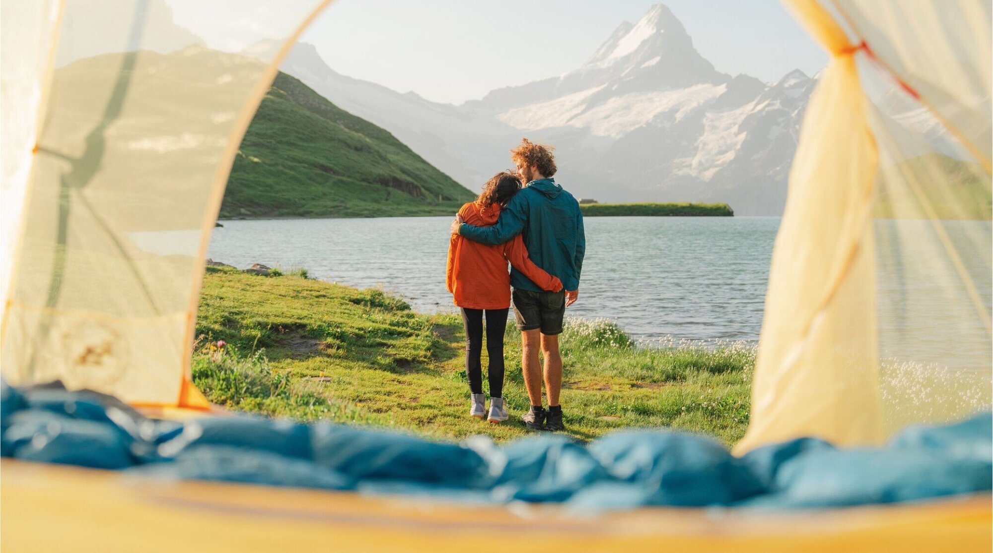 Paisaje de los Alpes suizos con un tren eléctrico, representando la movilidad sostenible.