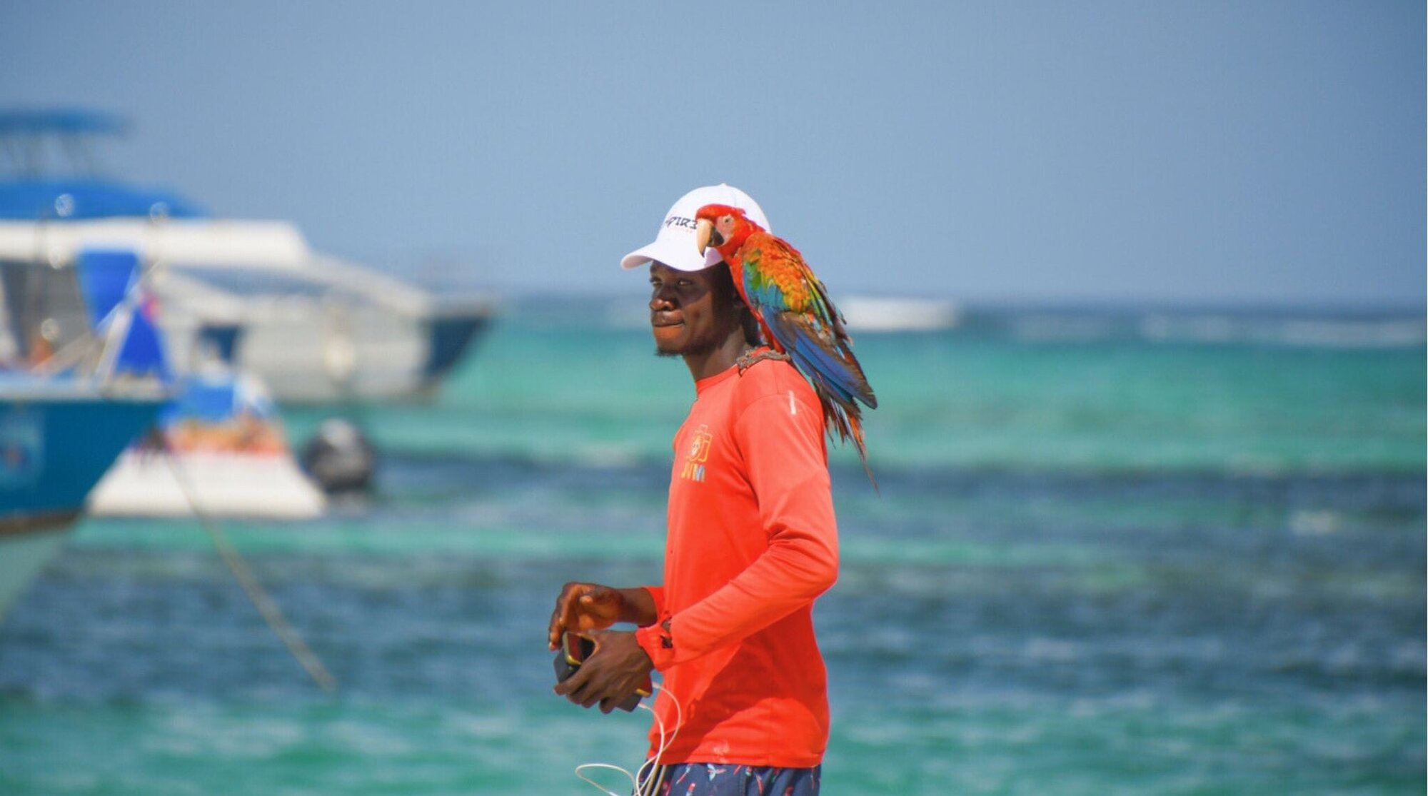 Um dominicano e seu papagaio na Praia de Bávaro, em Punta Cana.