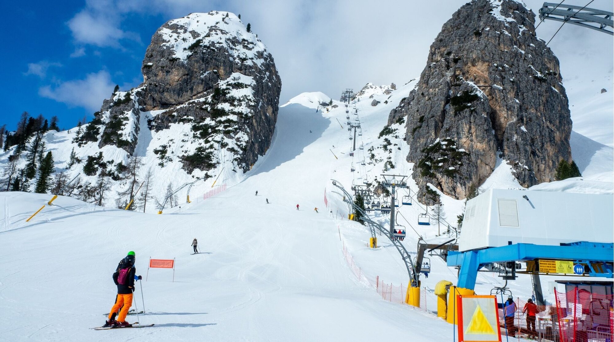Atletas esquiando na pista olímpica Olimpia 1, nas Dolomitas, Itália.