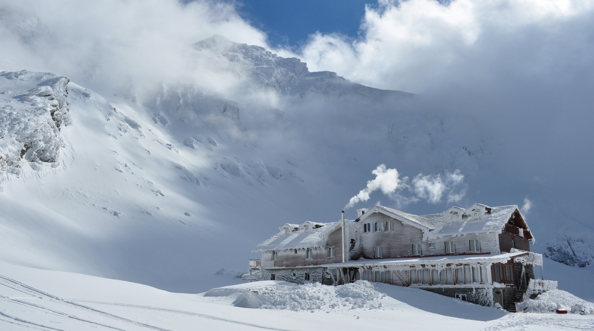 Cabina innevata sul Lago Bâlea in Romania, nei Monti Făgăraș, destinazione ideale per sciare in Europa low cost e vivere la montagna d’inverno.