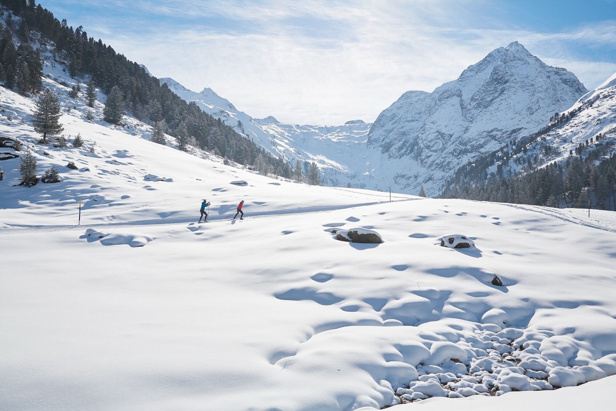 Skifahrer in Österreich in den Bergen