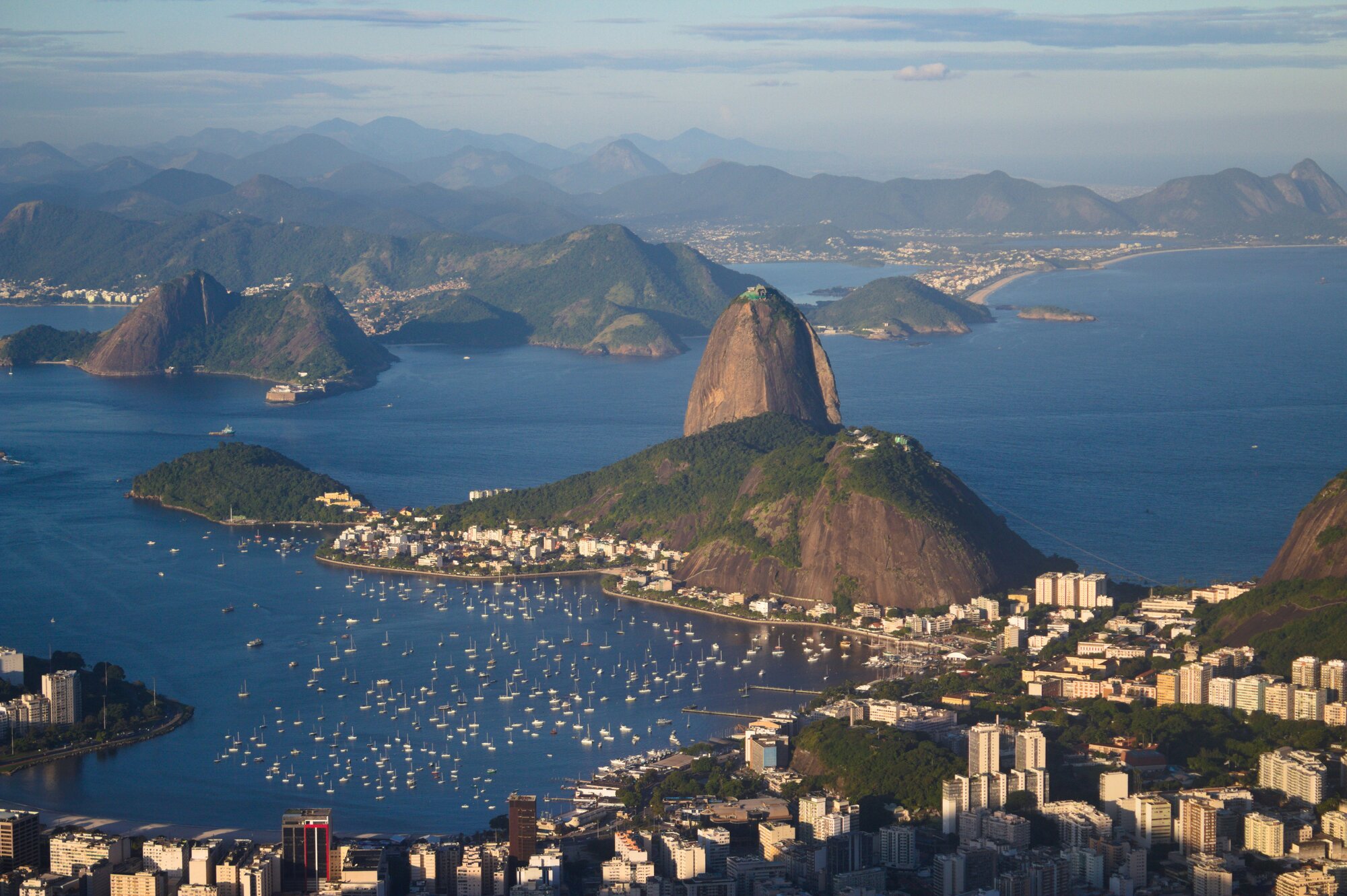 Vista aérea del Pan de Azúcar y la bahía de Guanabara en Río de Janeiro, Brasil.